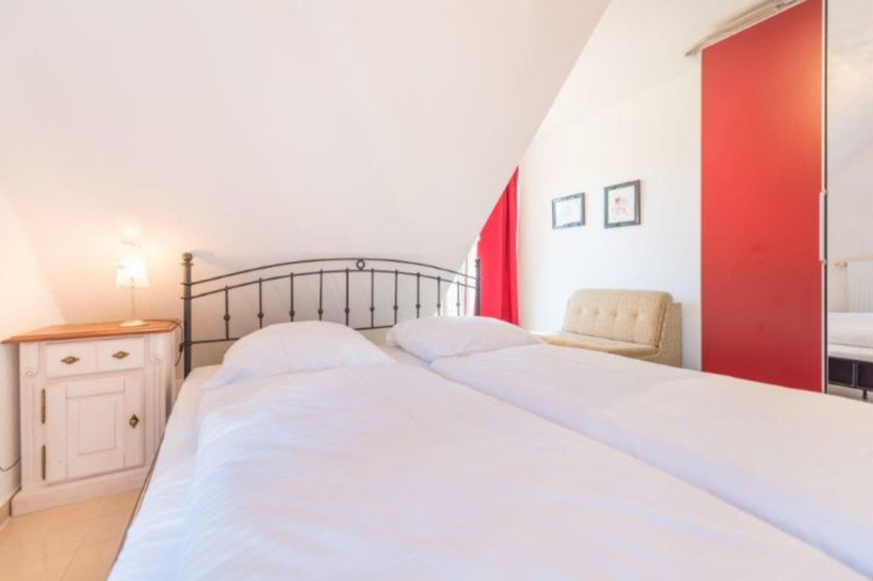 Schlafzimmer 1 