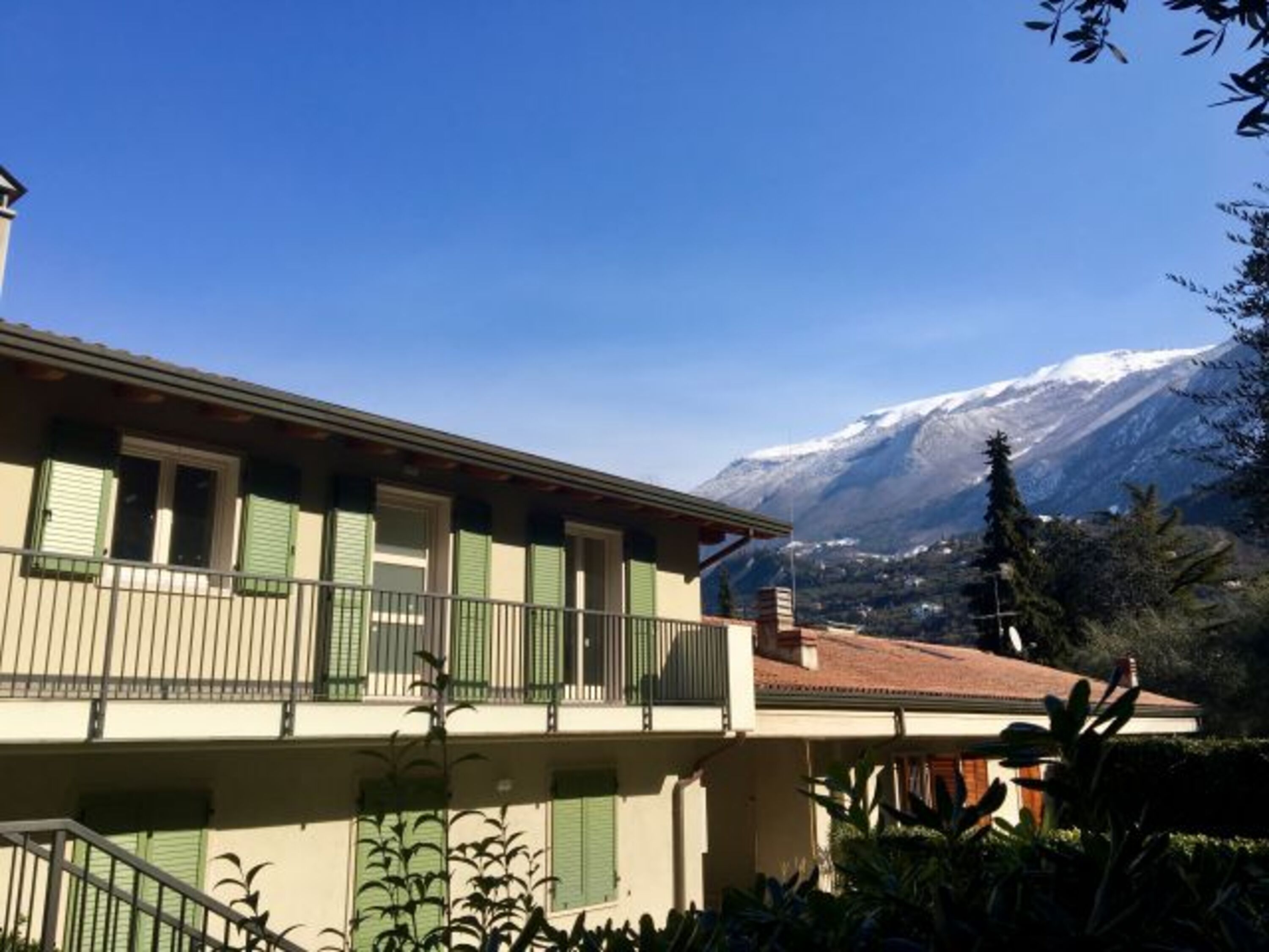 Aussenansicht Casa Pimi mit Monte Baldo im Hintergrund