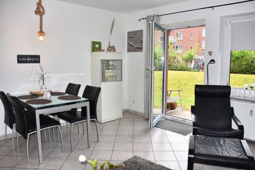 Esstisch mit Blick zur Terrasse