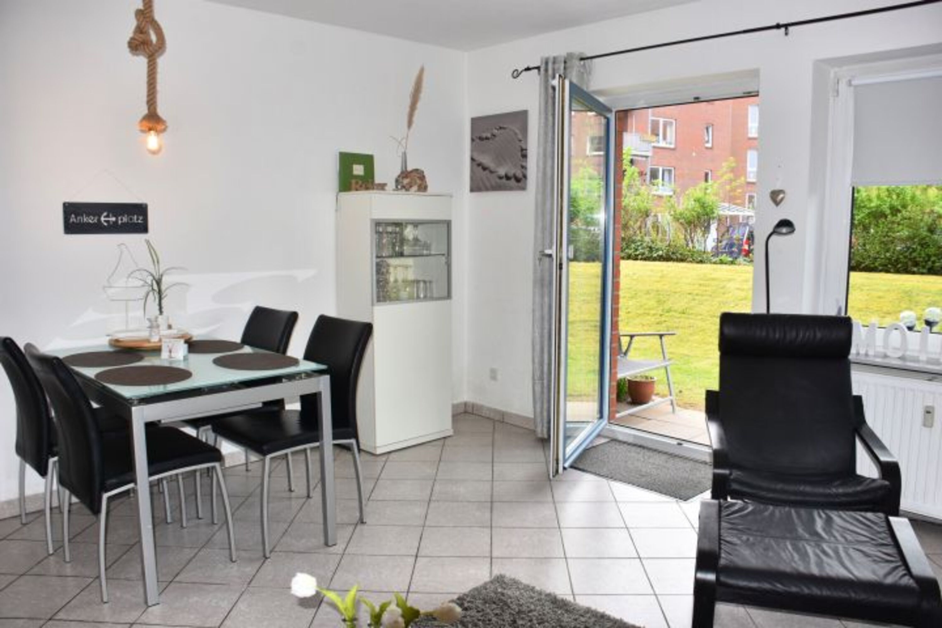 Esstisch mit Blick zur Terrasse