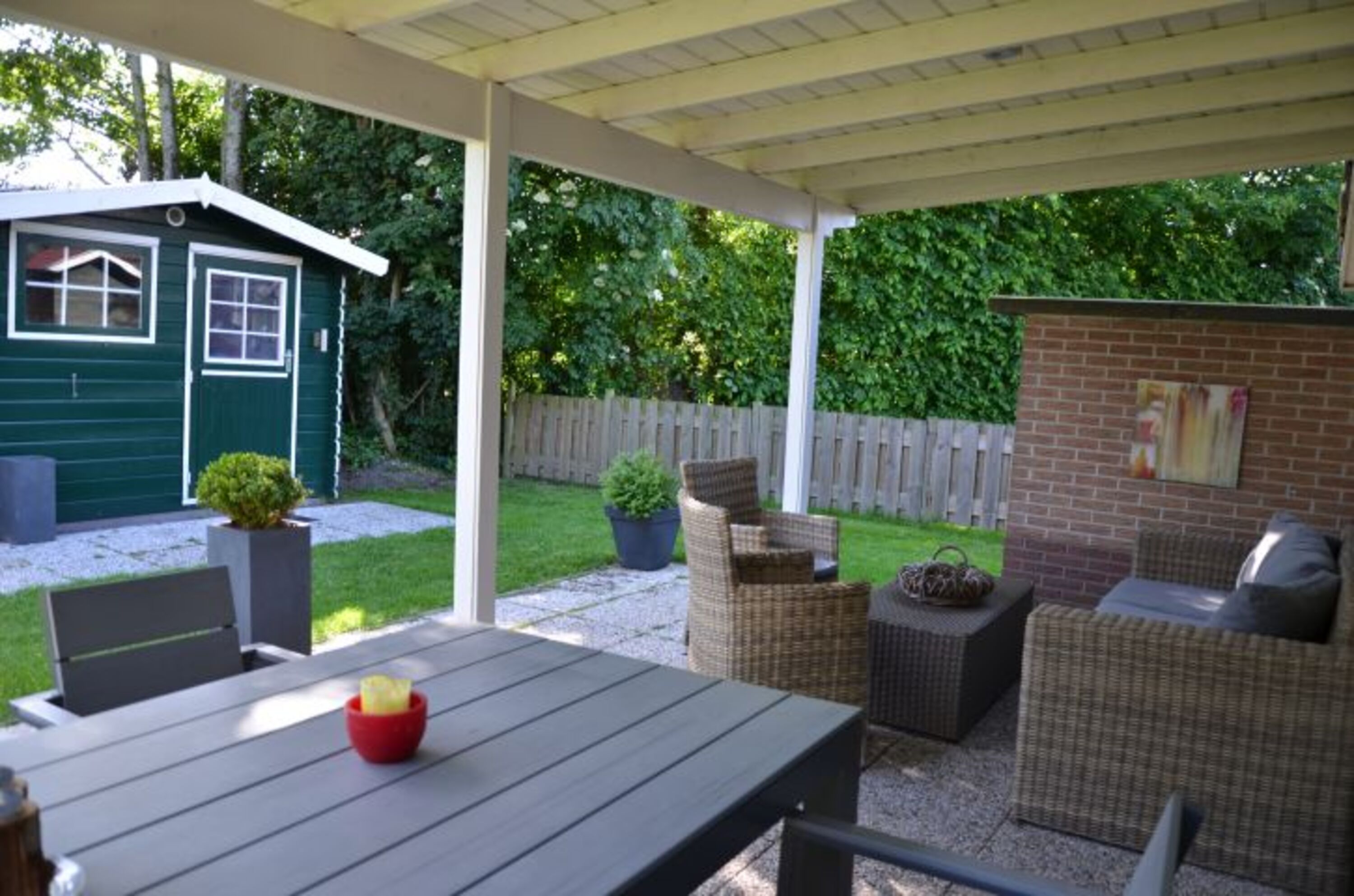 offener Wintergarten mit Gartenhaus