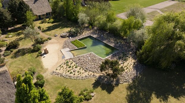 Reetdachhäuser Krienke - 4-Haus-Anlage mit Schwimmteich