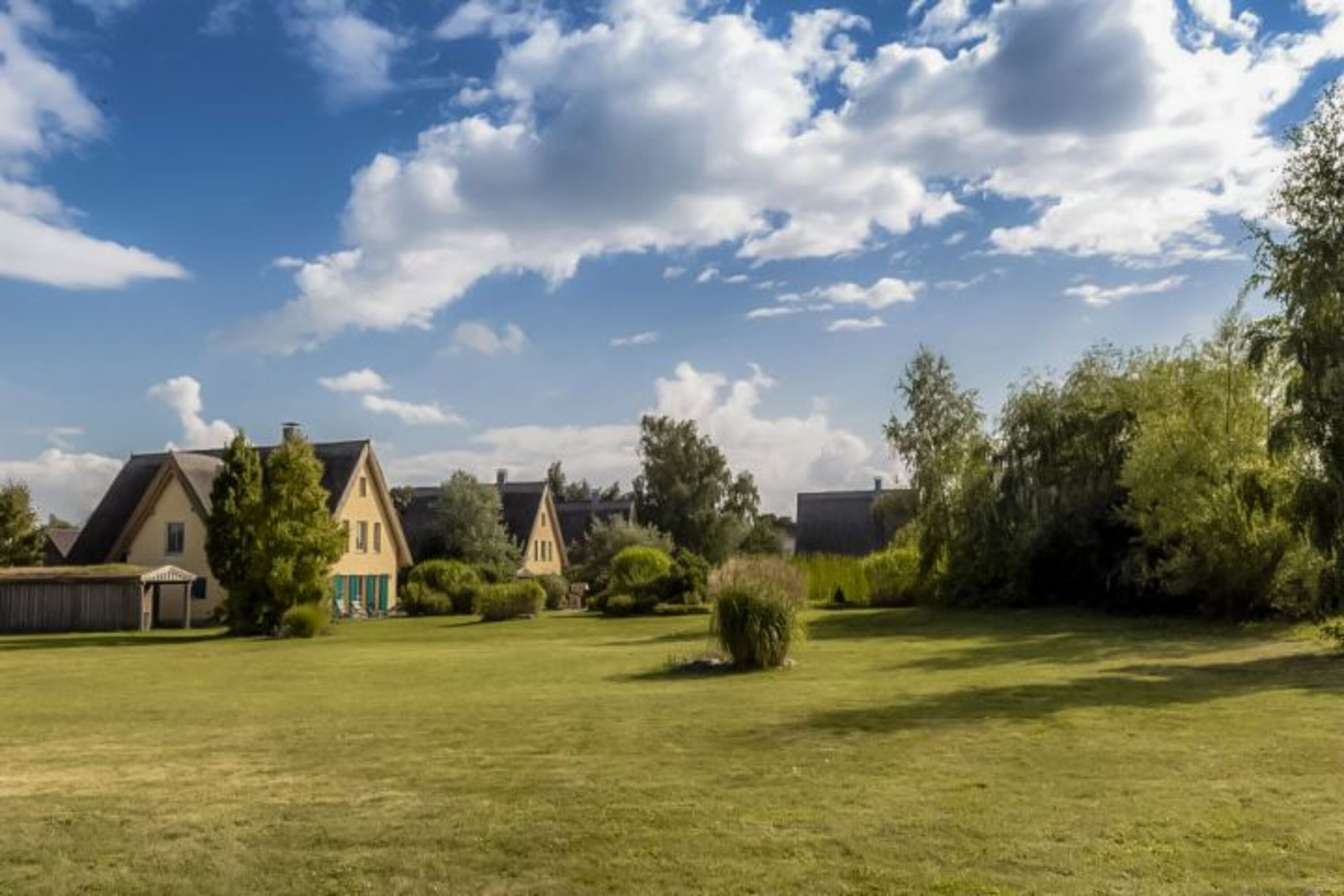 Reetdachhäuser Krienke - 4-Haus-Anlage mit weitläufiger Gartenanlage