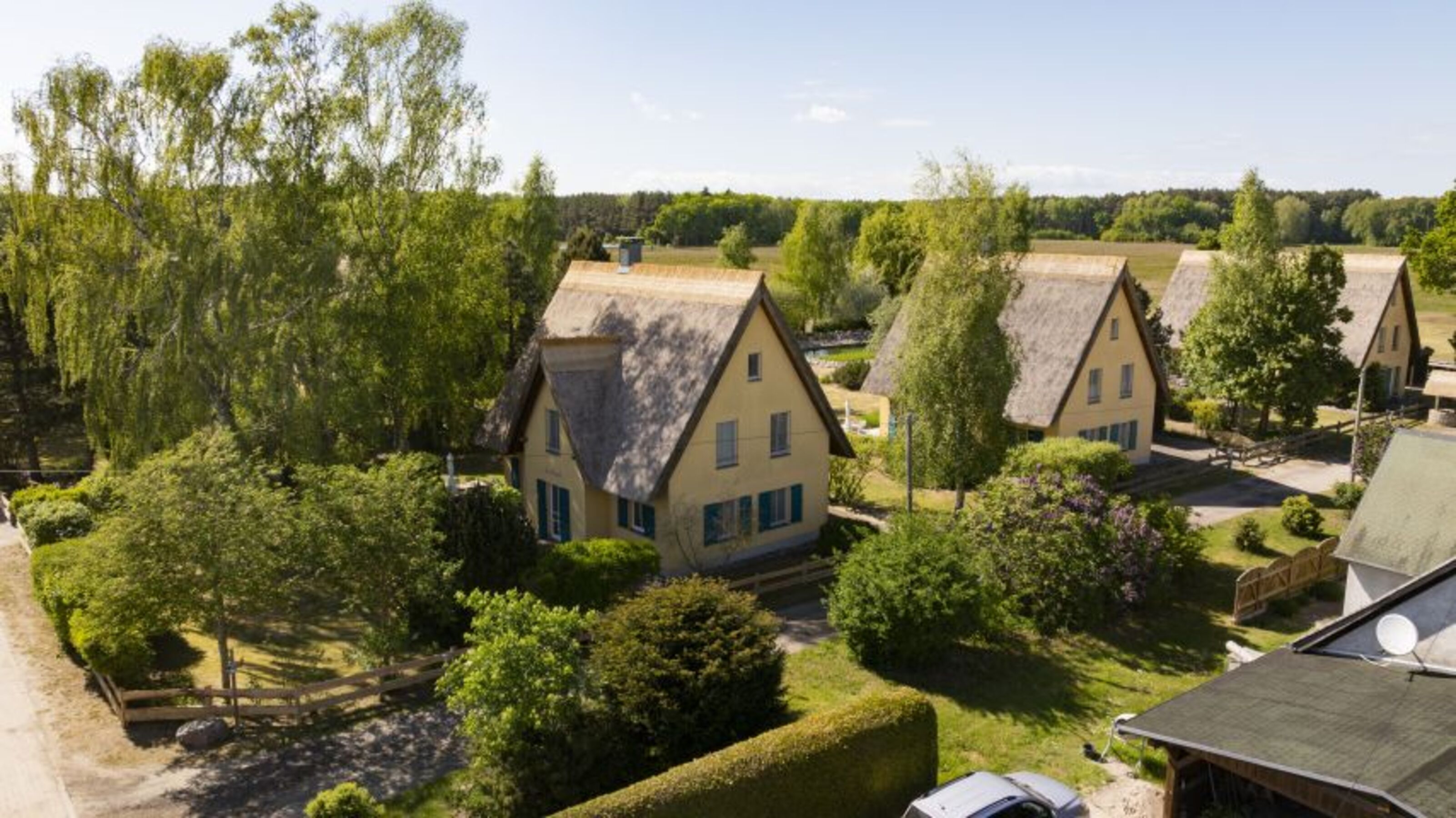 Reetdachhäuser Krienke - 4-Haus-Anlage mit Schwimmteich