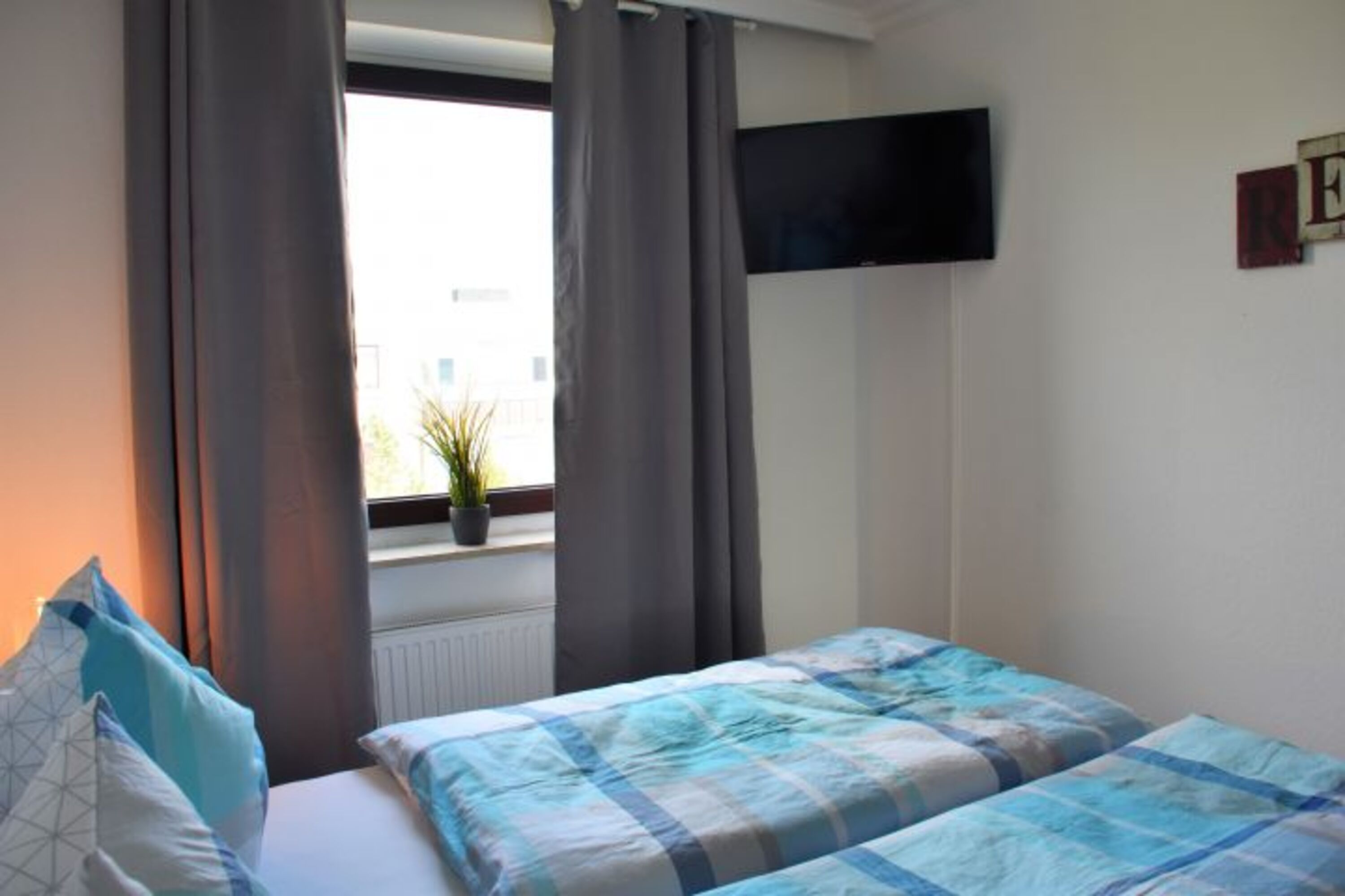 Schlafzimmer mit Flachbild-TV