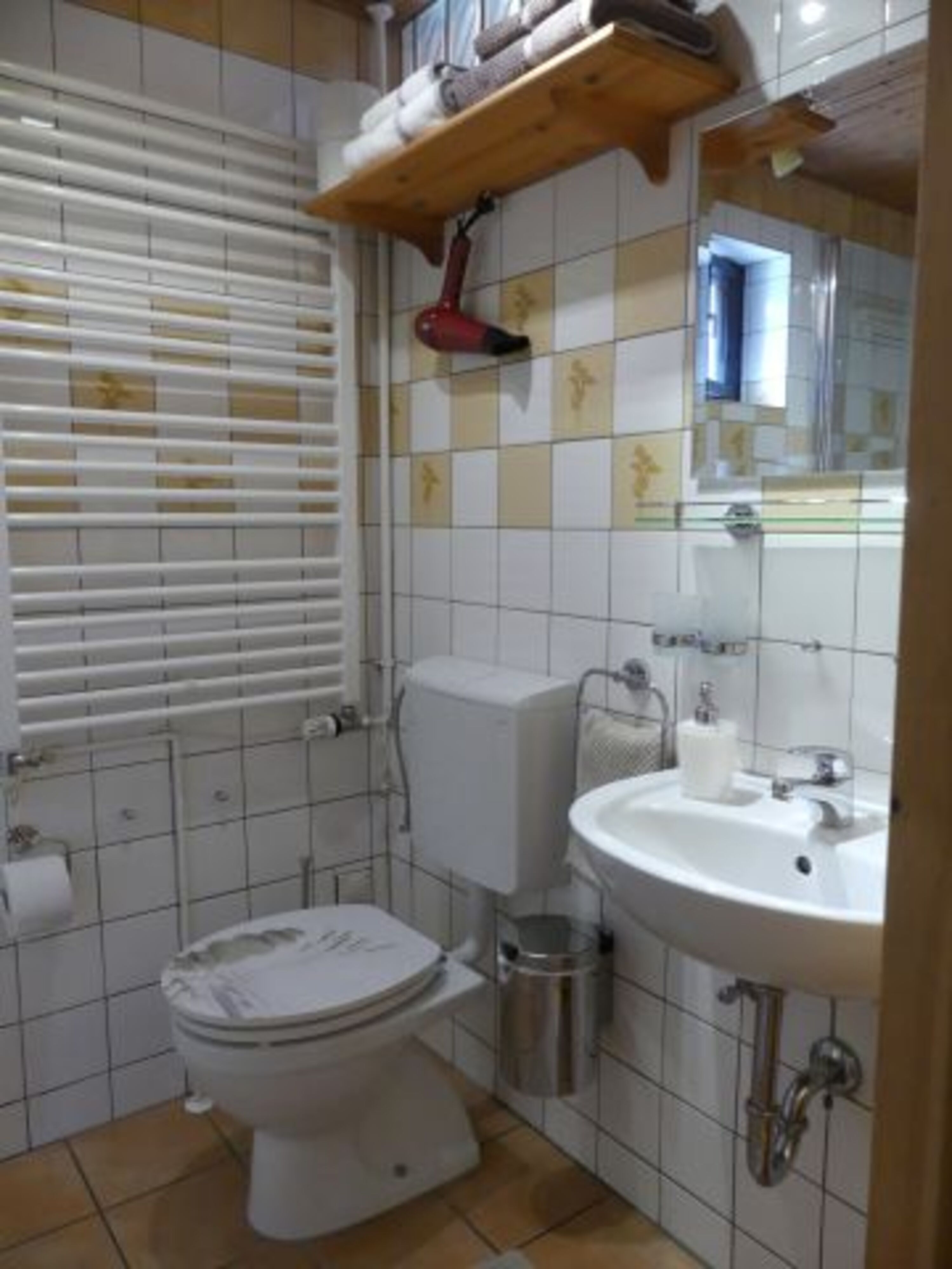 Duschbad, Fön, Handtücher, Vorleger