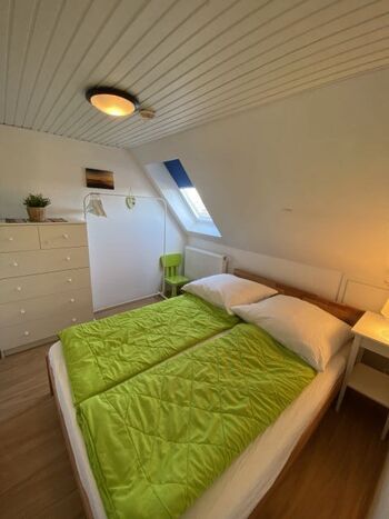 2. Schlafzimmer mit Queen Size Bett