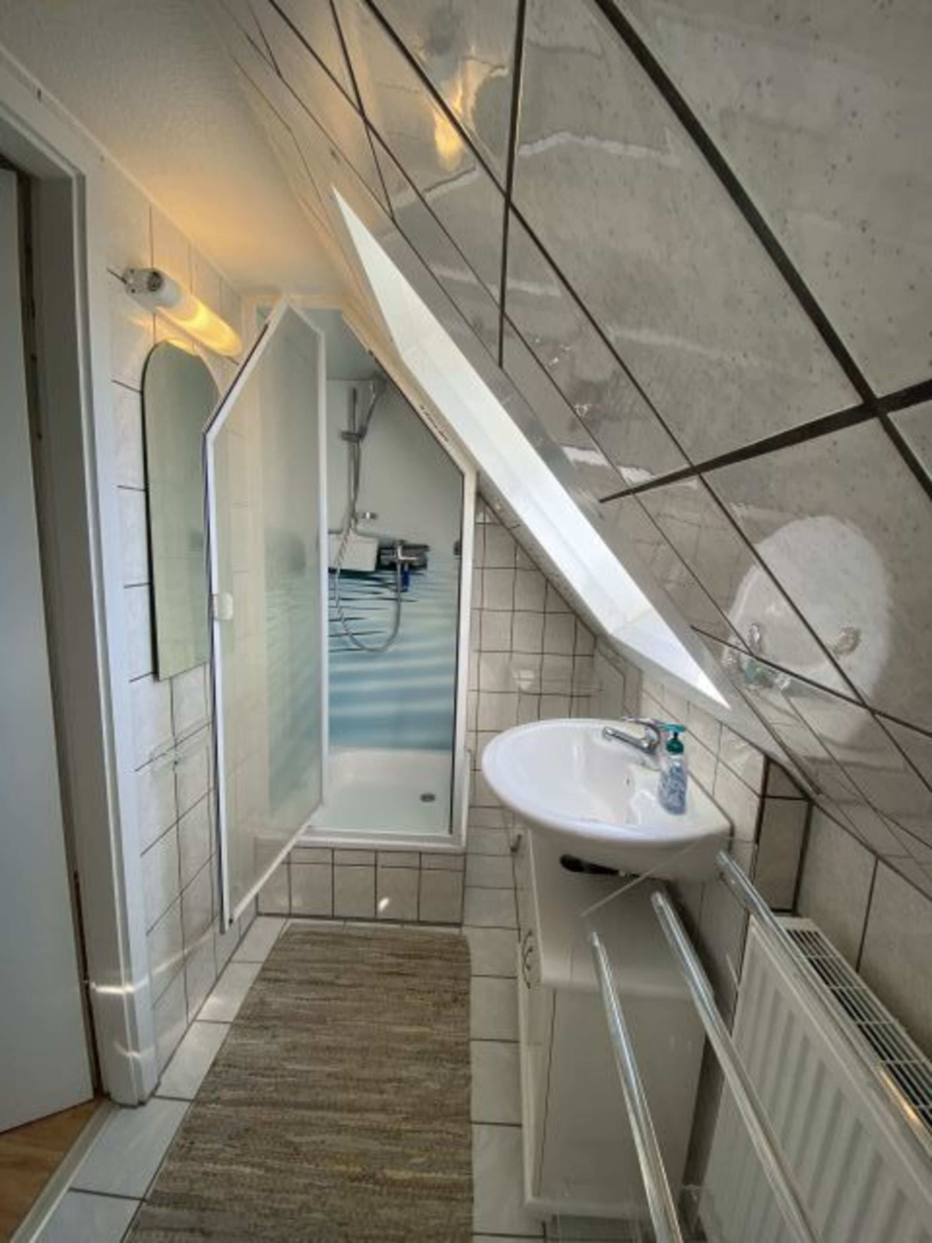 Duschbad (Höhe Duschkabine Max.1,80m)