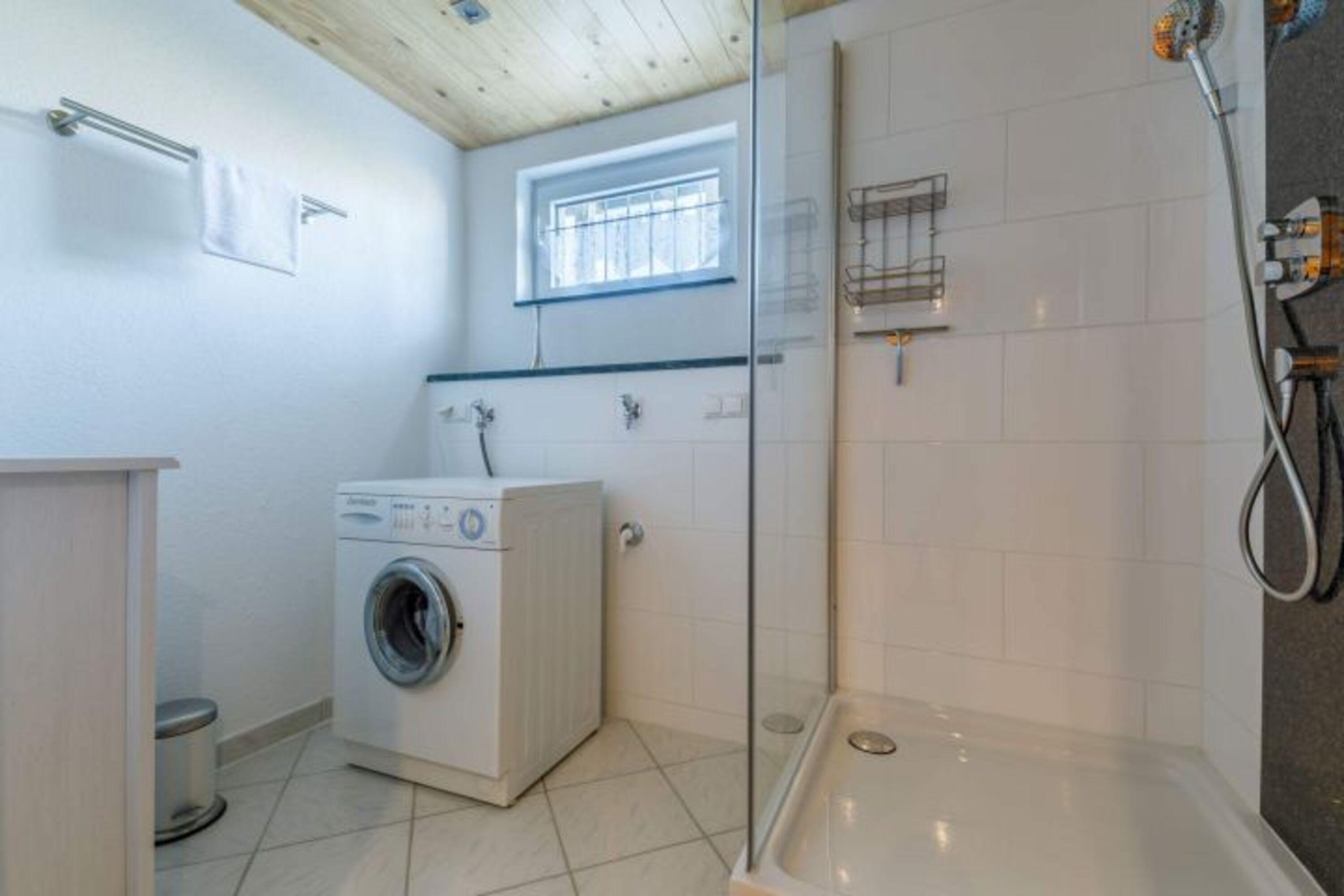 Badezimmer mit Waschmaschine