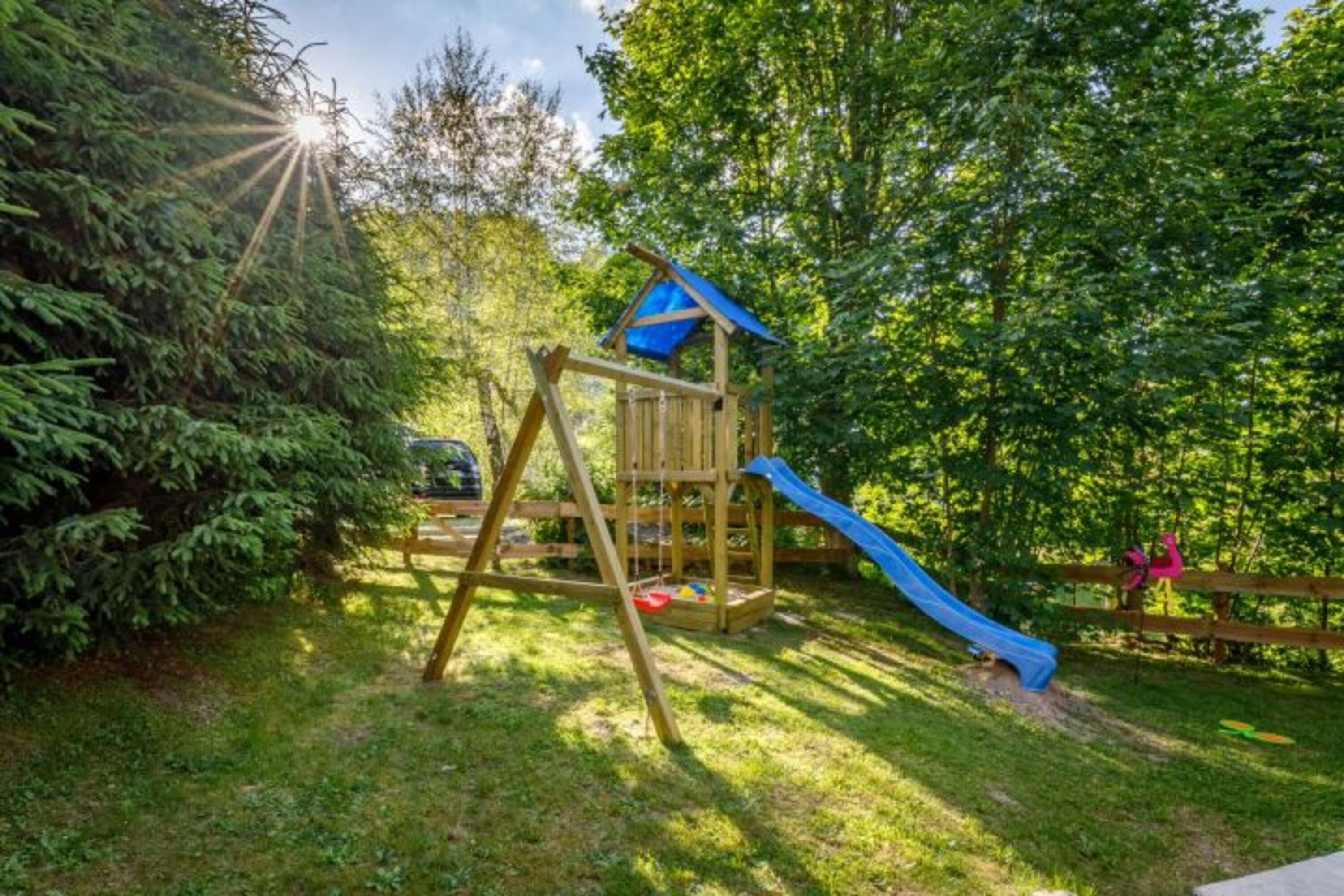 Garten mit Spielplatz