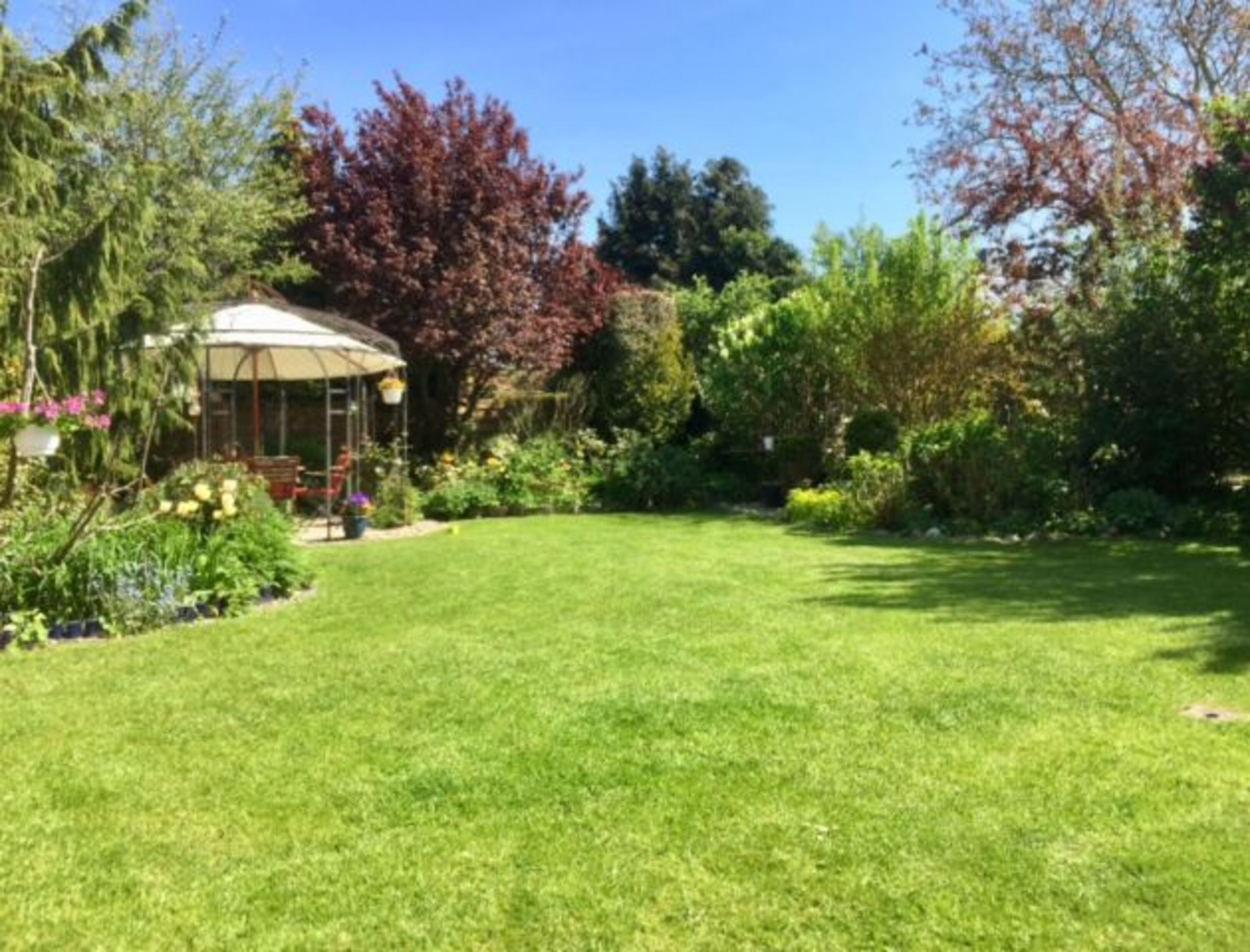 Garten mit Pavillon 
