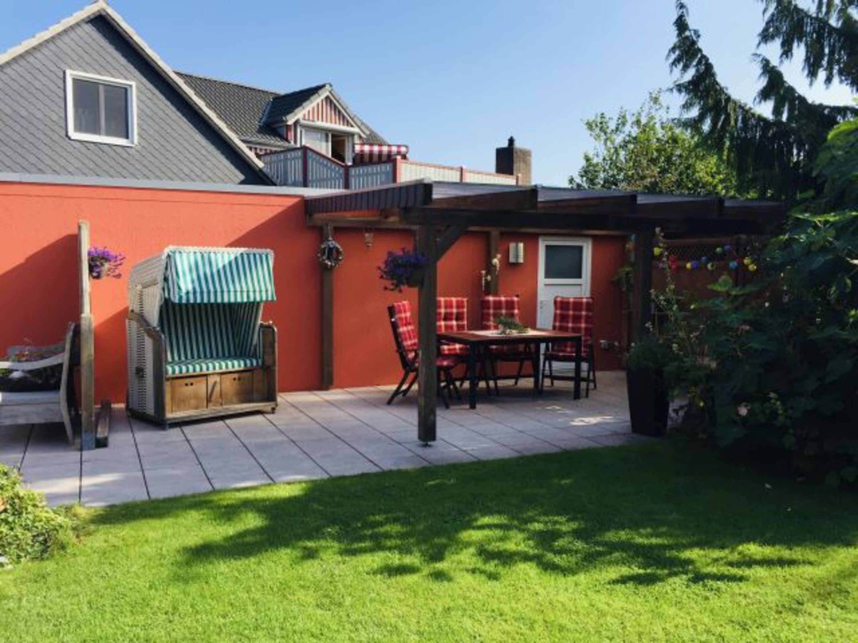 Terrasse mit Strandkorb 