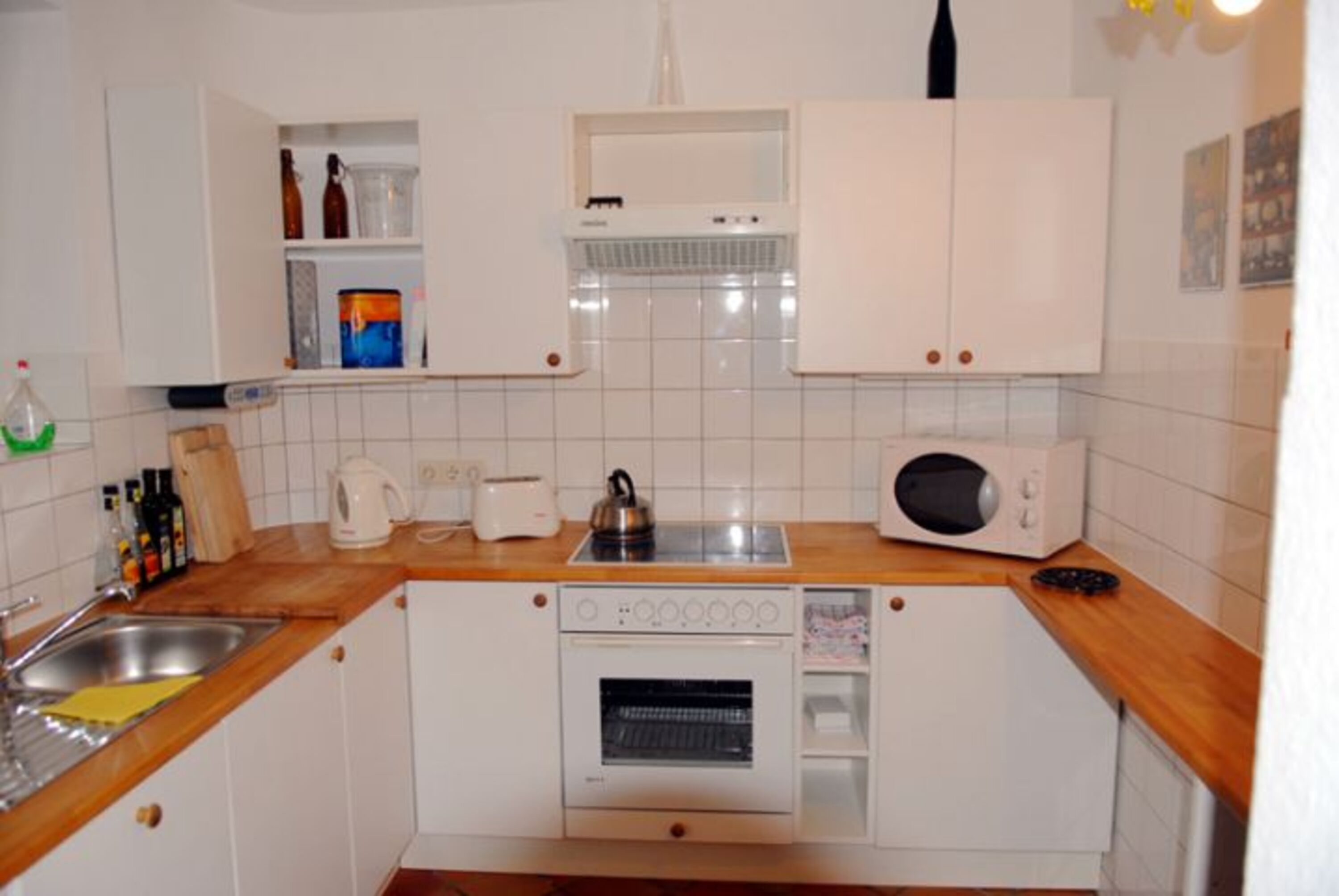 Küche mit Fenster zur Strasse