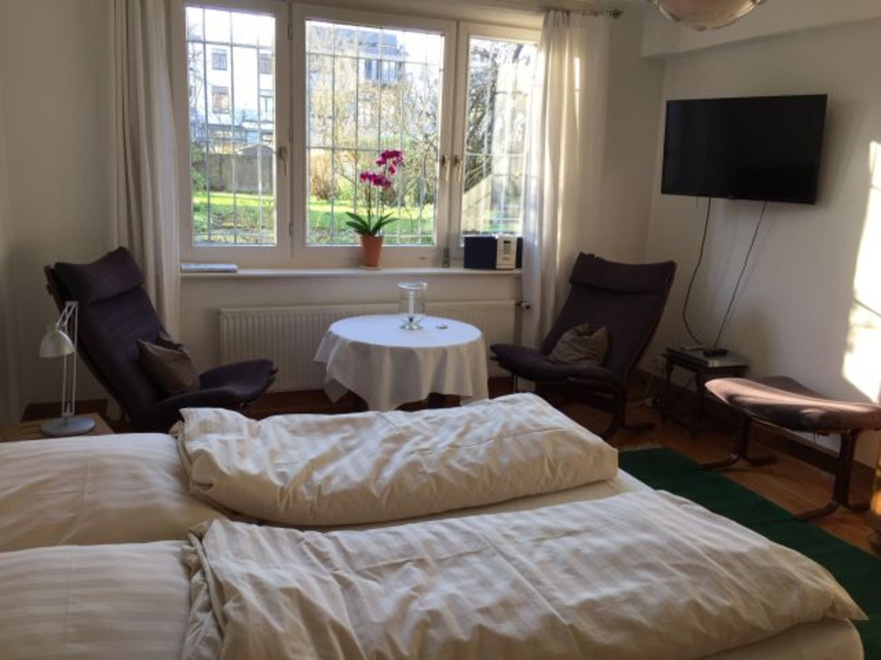 Zimmer mit Blick in den Garten