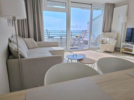 Vom großen Wohnzimmer hat man einen herrlichen Panoramablick auf die Ostsee.