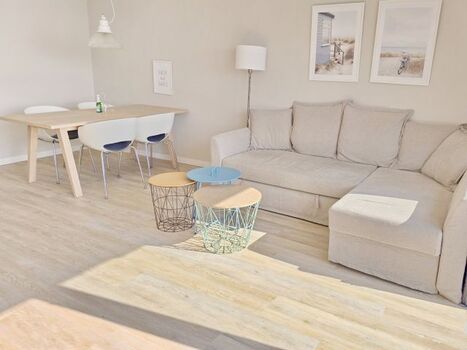 Das große Wohnzimmer mit offener Küche hat einen herrlichen Panoramablick auf die Ostsee.