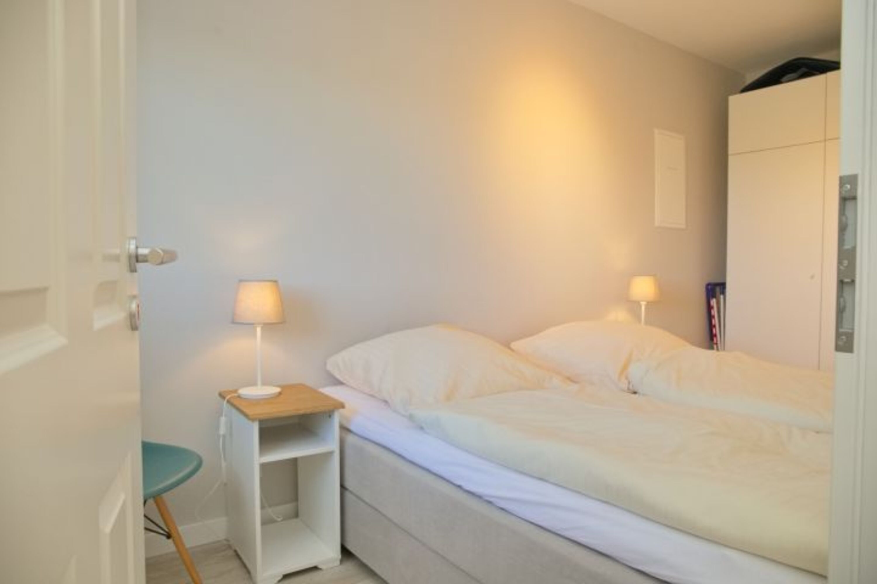 Das Hauptschlafzimmer ist mit einem 180x200 großes Doppelbett, einem großen Kleiderschrank und mit TV-Flatscreen ausgestattet.