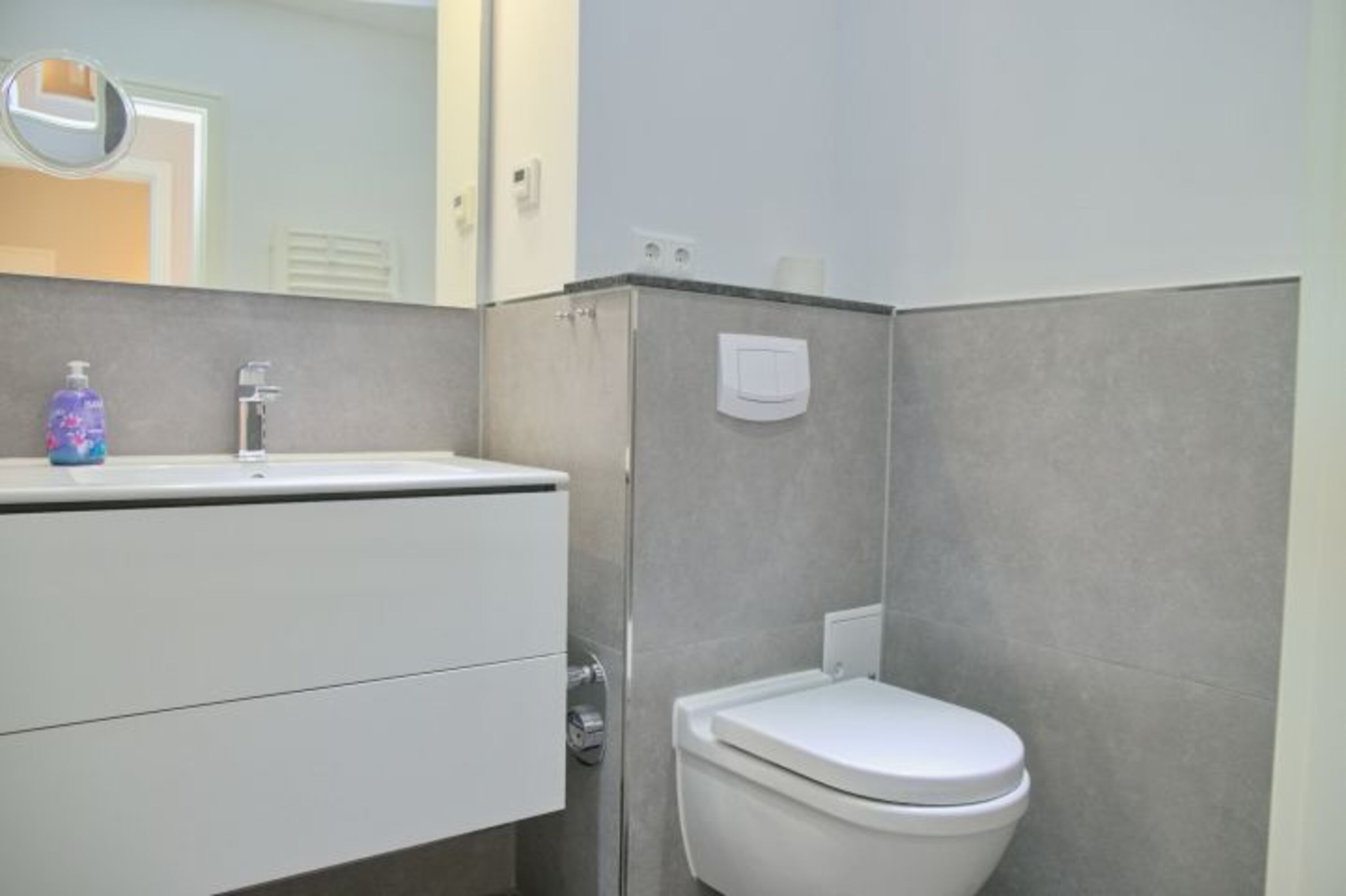 Modernes Bad mit großer begehbarer Dusche und Rainshower.