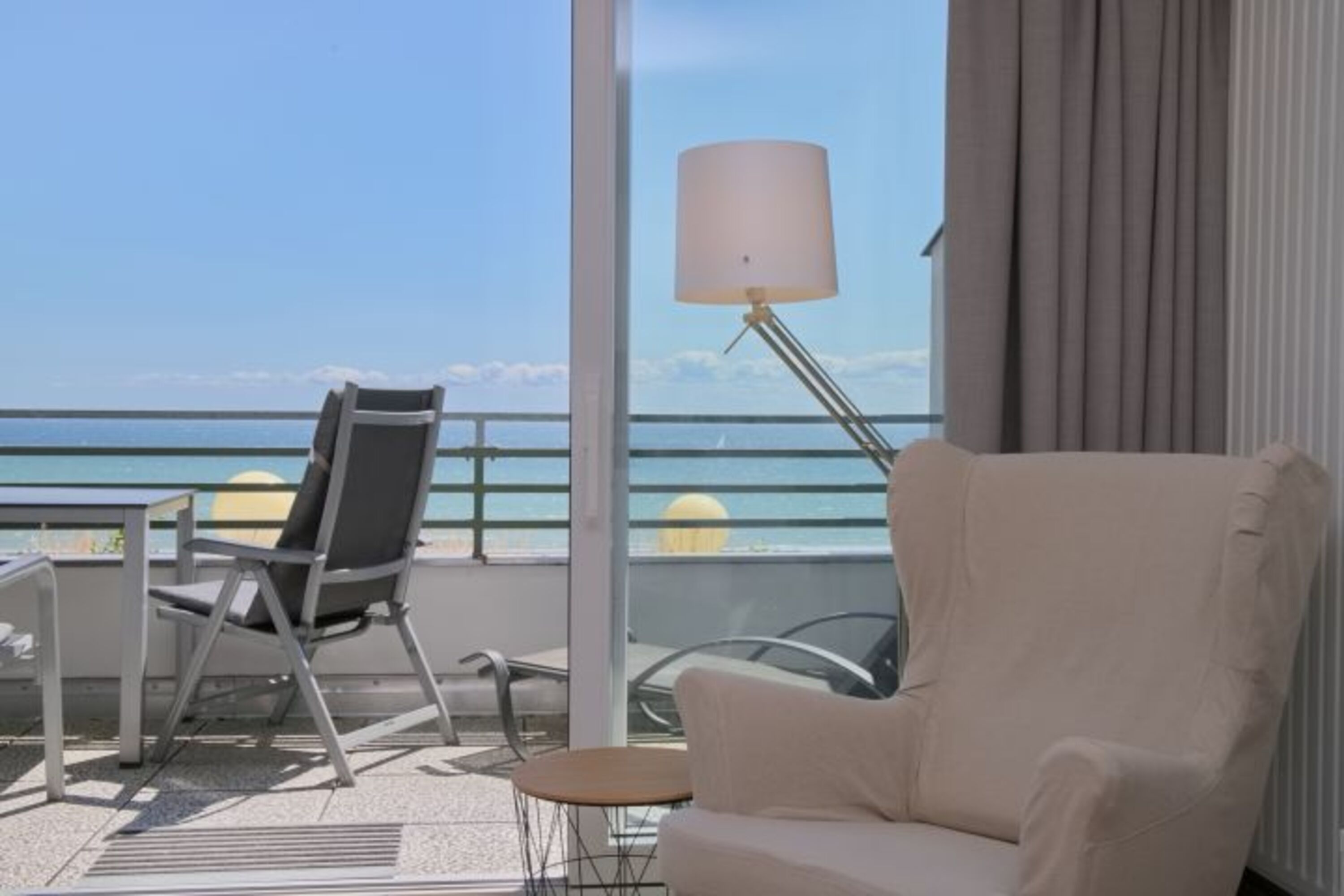 Vom großen Wohnzimmer hat man einen herrlichen Panoramablick auf die Ostsee.