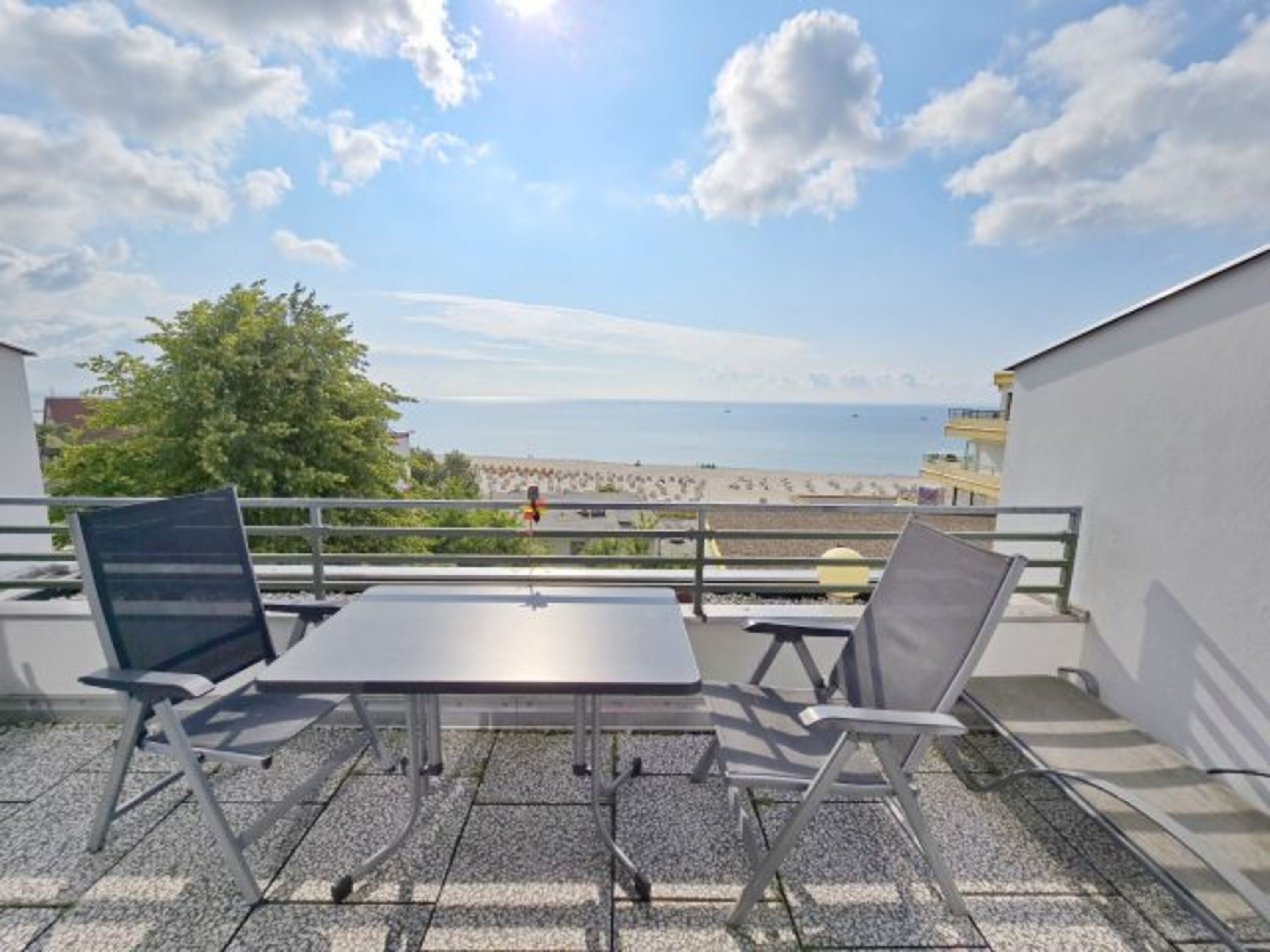 Genießen Sie die Sonne auf dem Balkon und den phantastischen Blick auf die Ostsee.