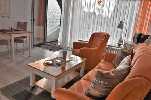 Wohnbereich mit Zugang zum Balkon