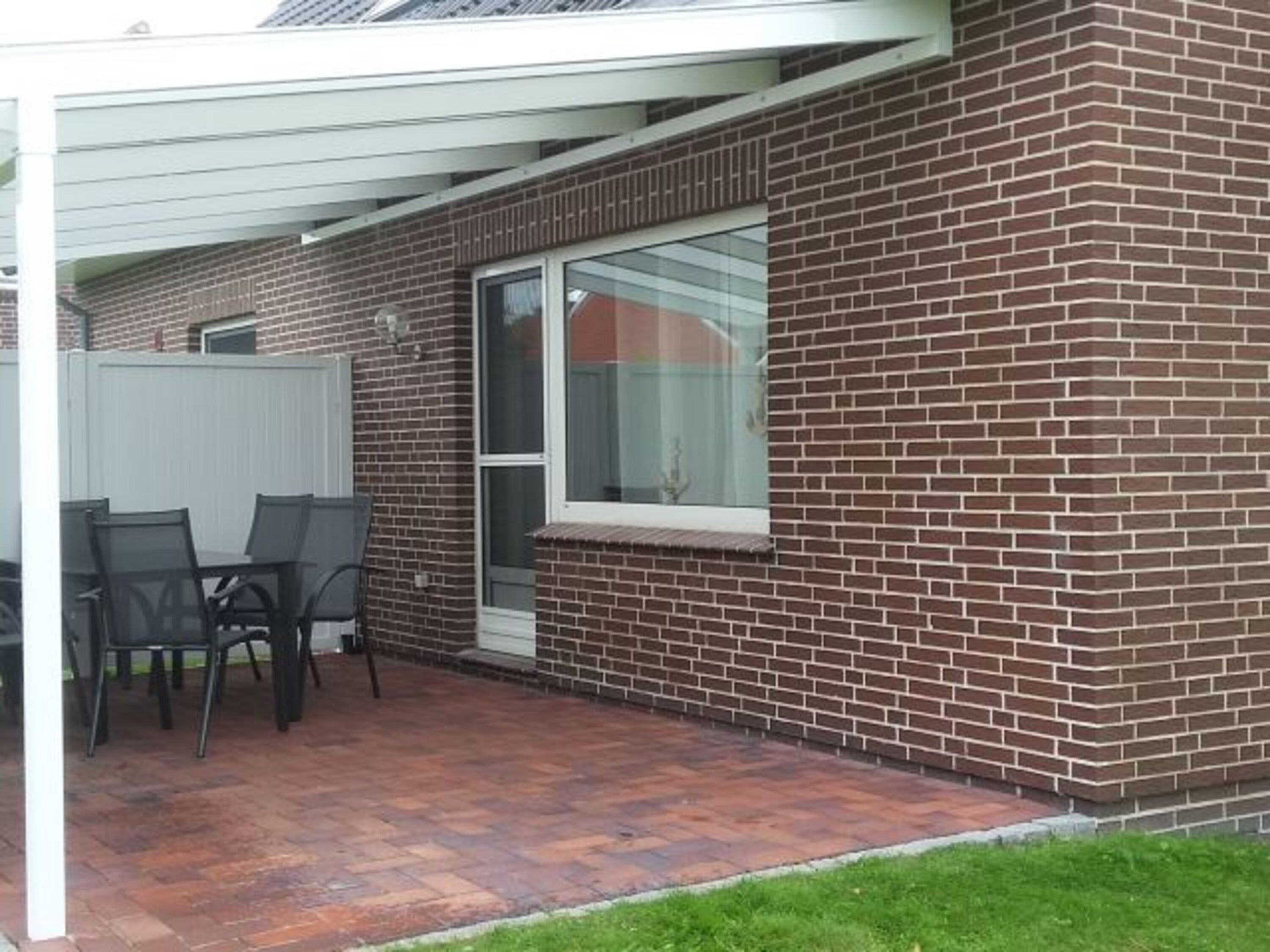 überdachte, windgeschützte Terrasse