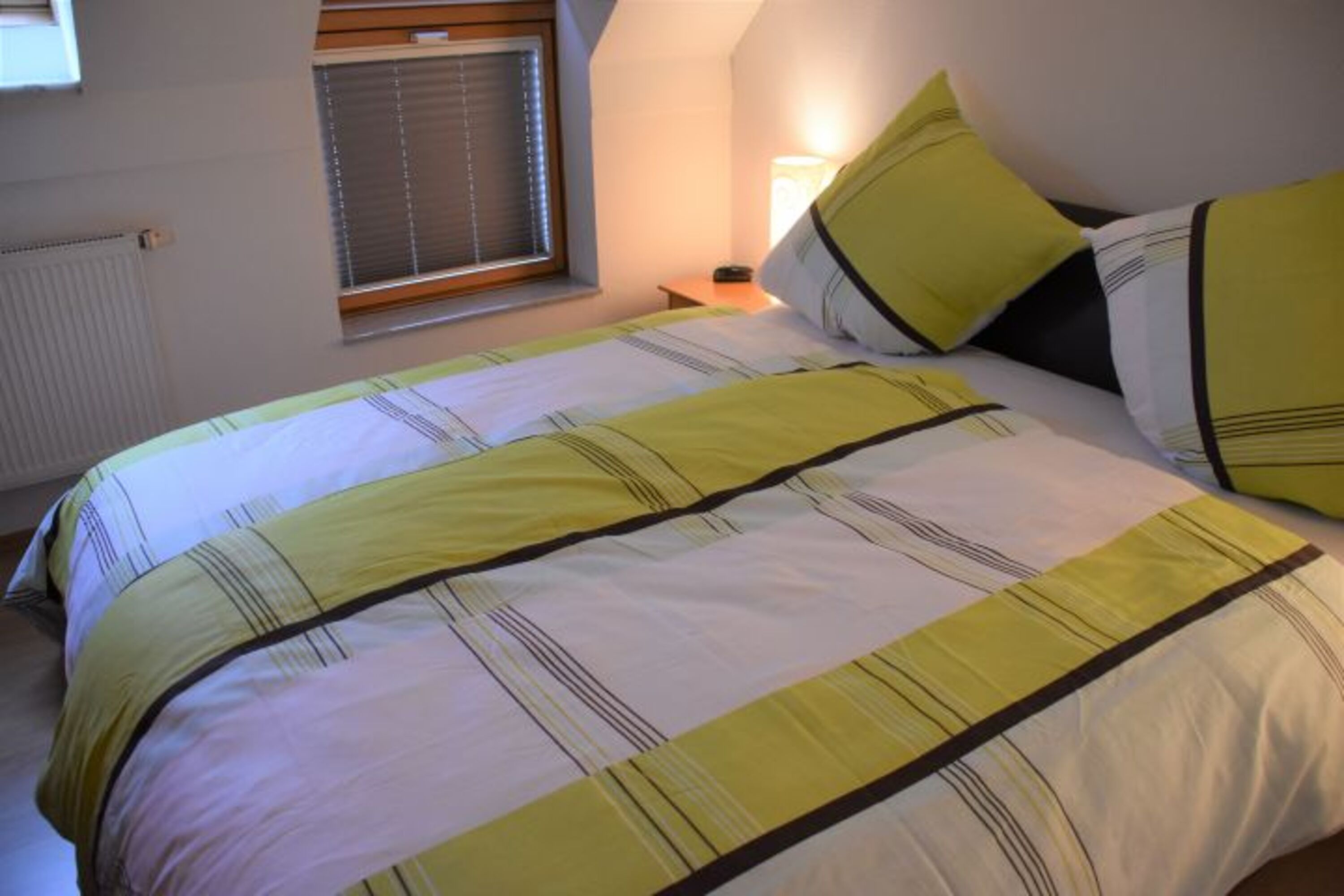 Schlafzimmer mit Boxspringbett