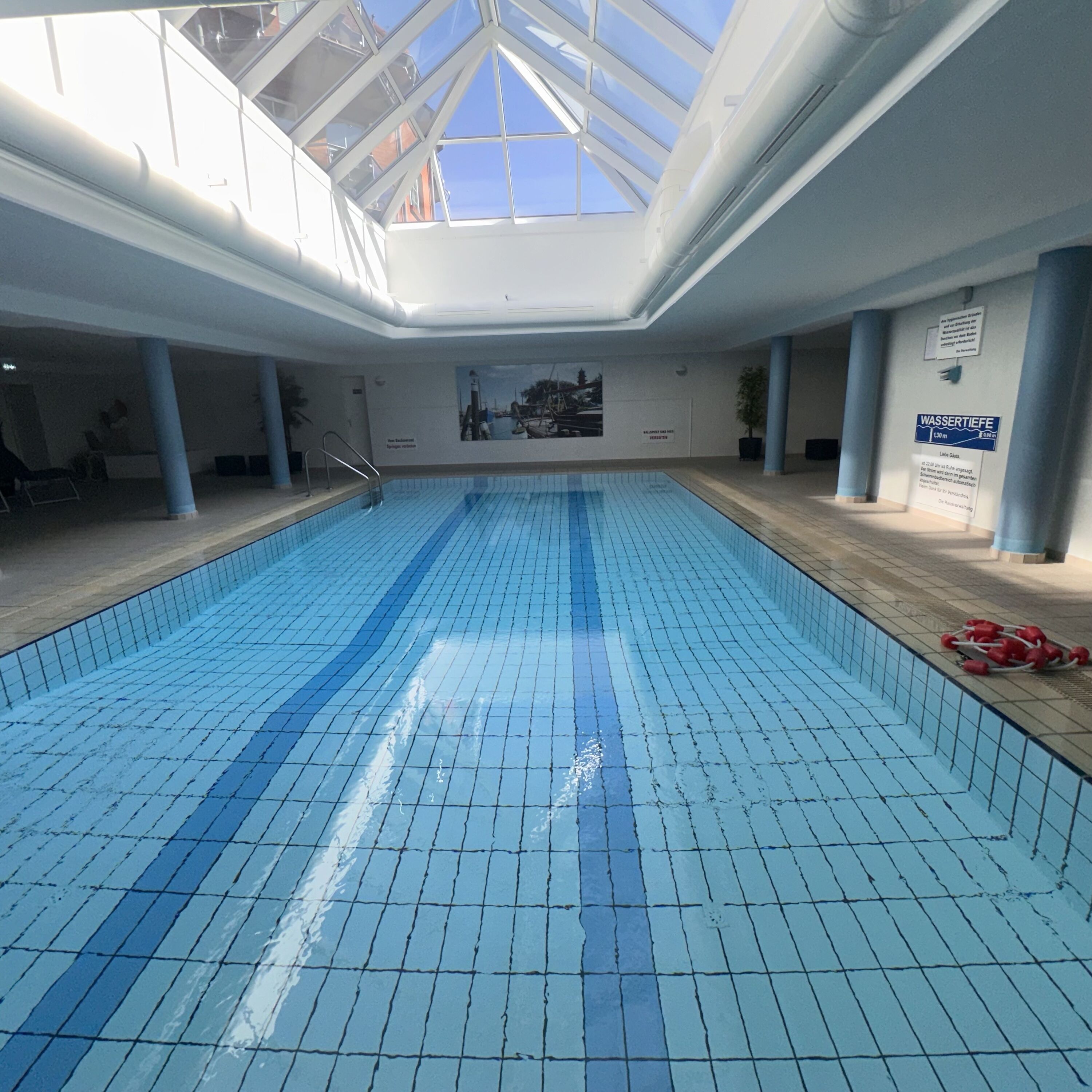 Schwimmbad mit Glaskoppel