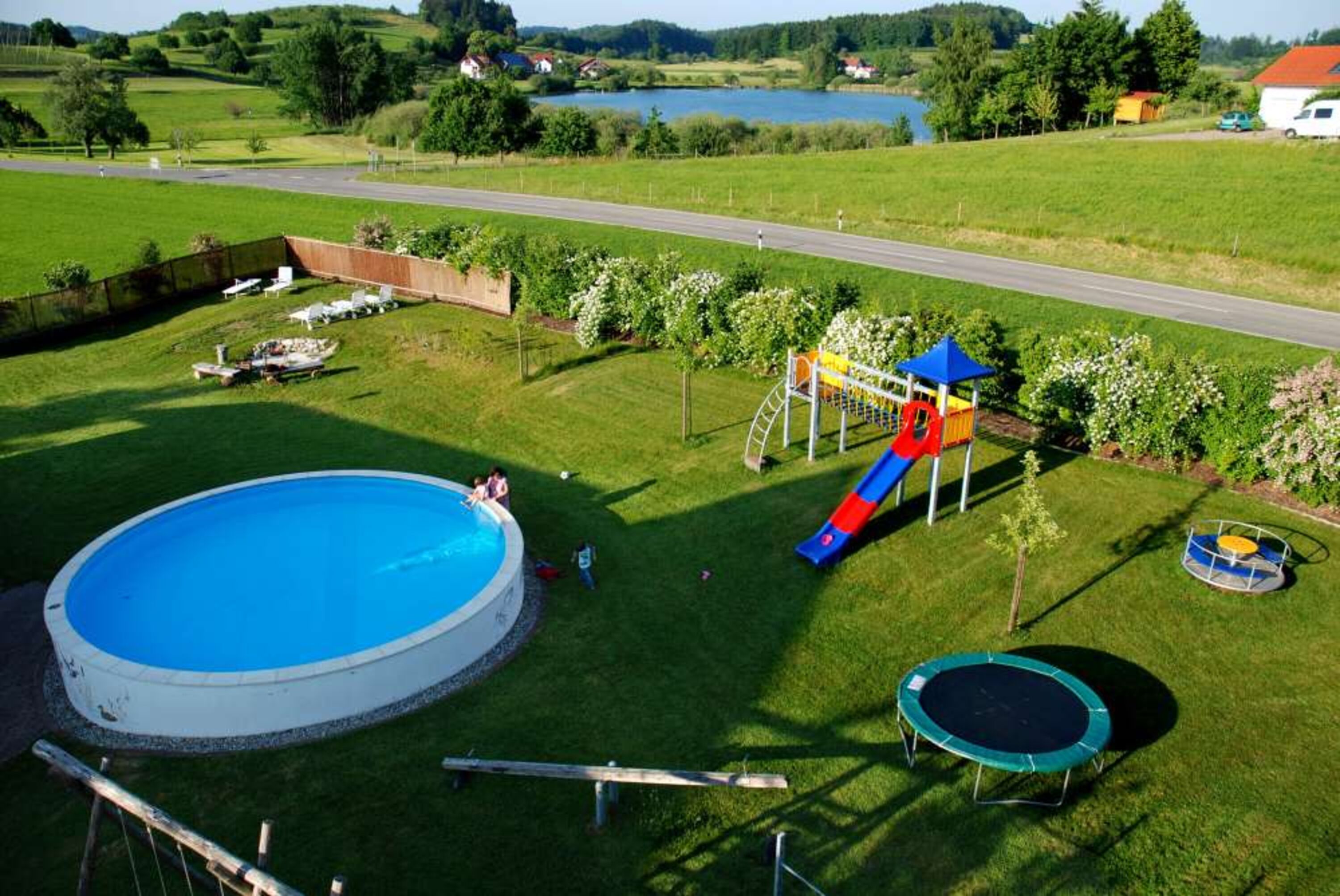 Blick über den Spielplatz zum See