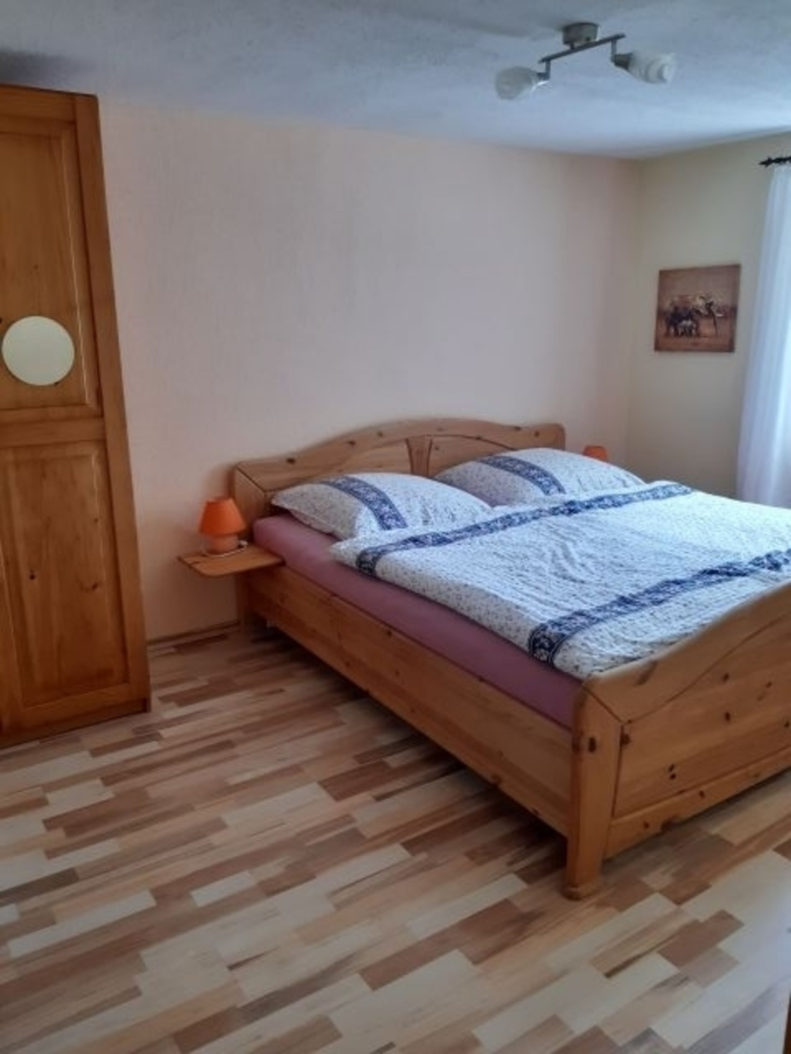Schlafzimmer mit Doppelbett