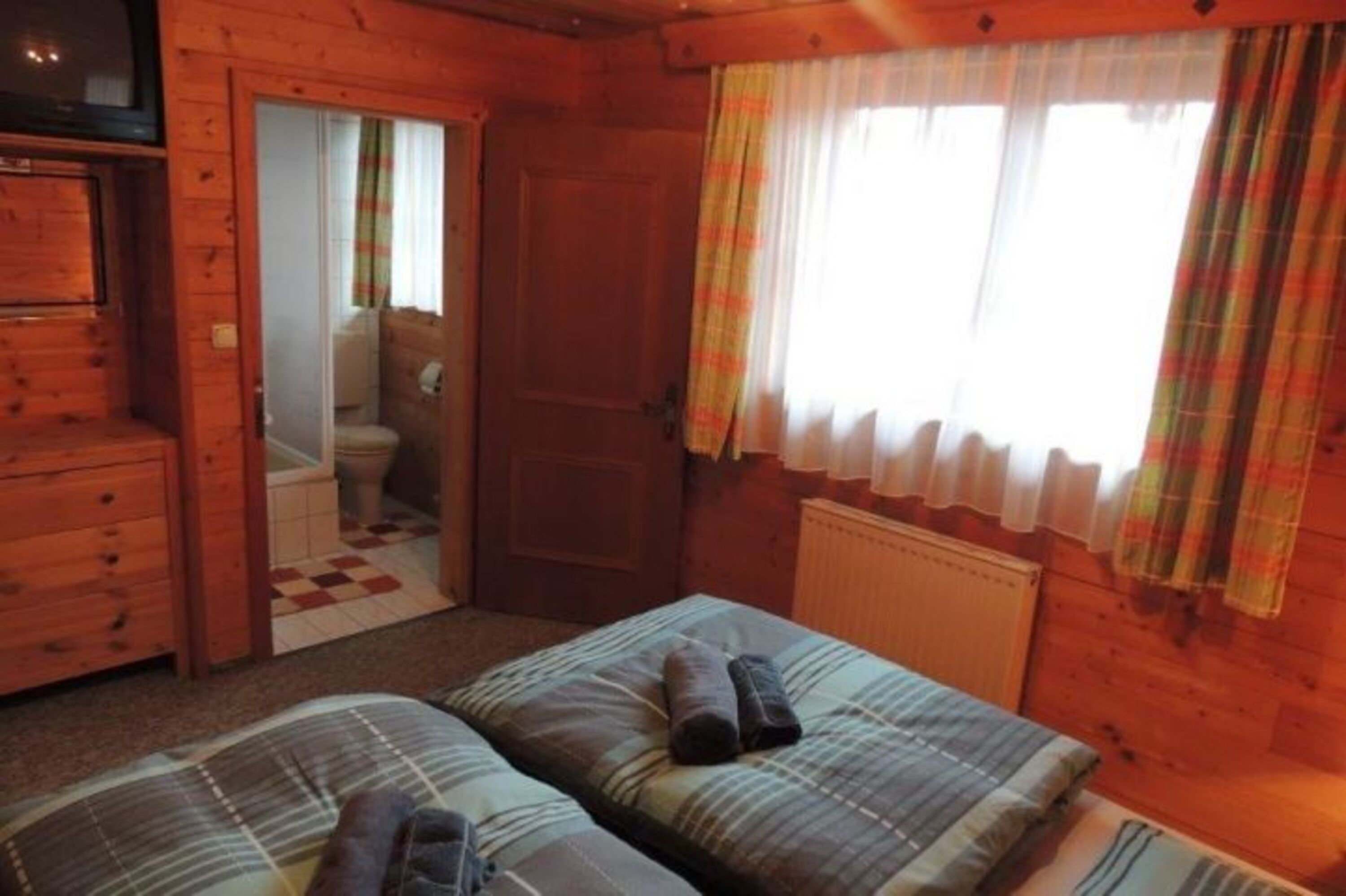 Schlafzimmer mit Badezimmer
