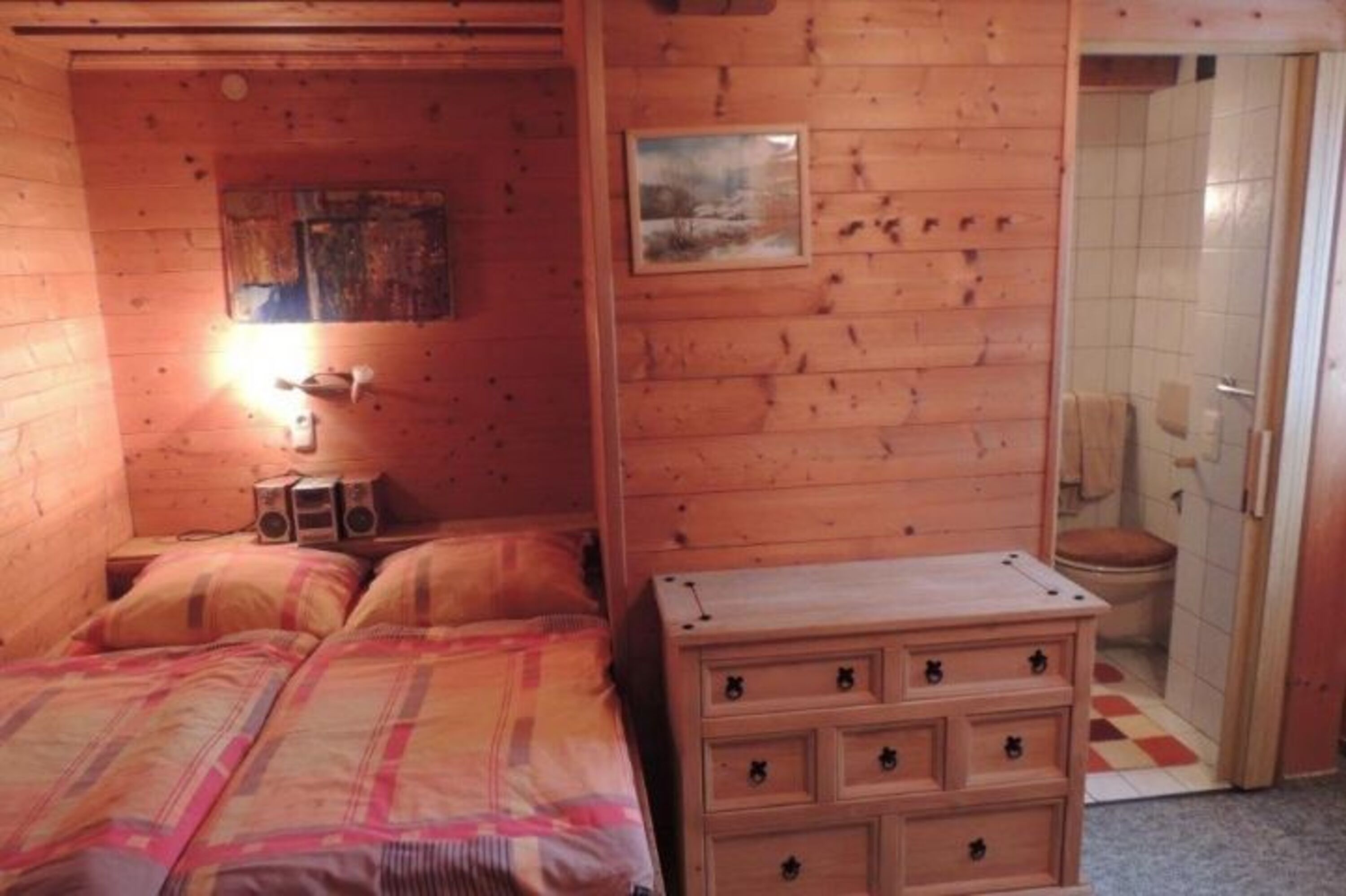 Schlafzimmer mit Badezimmer