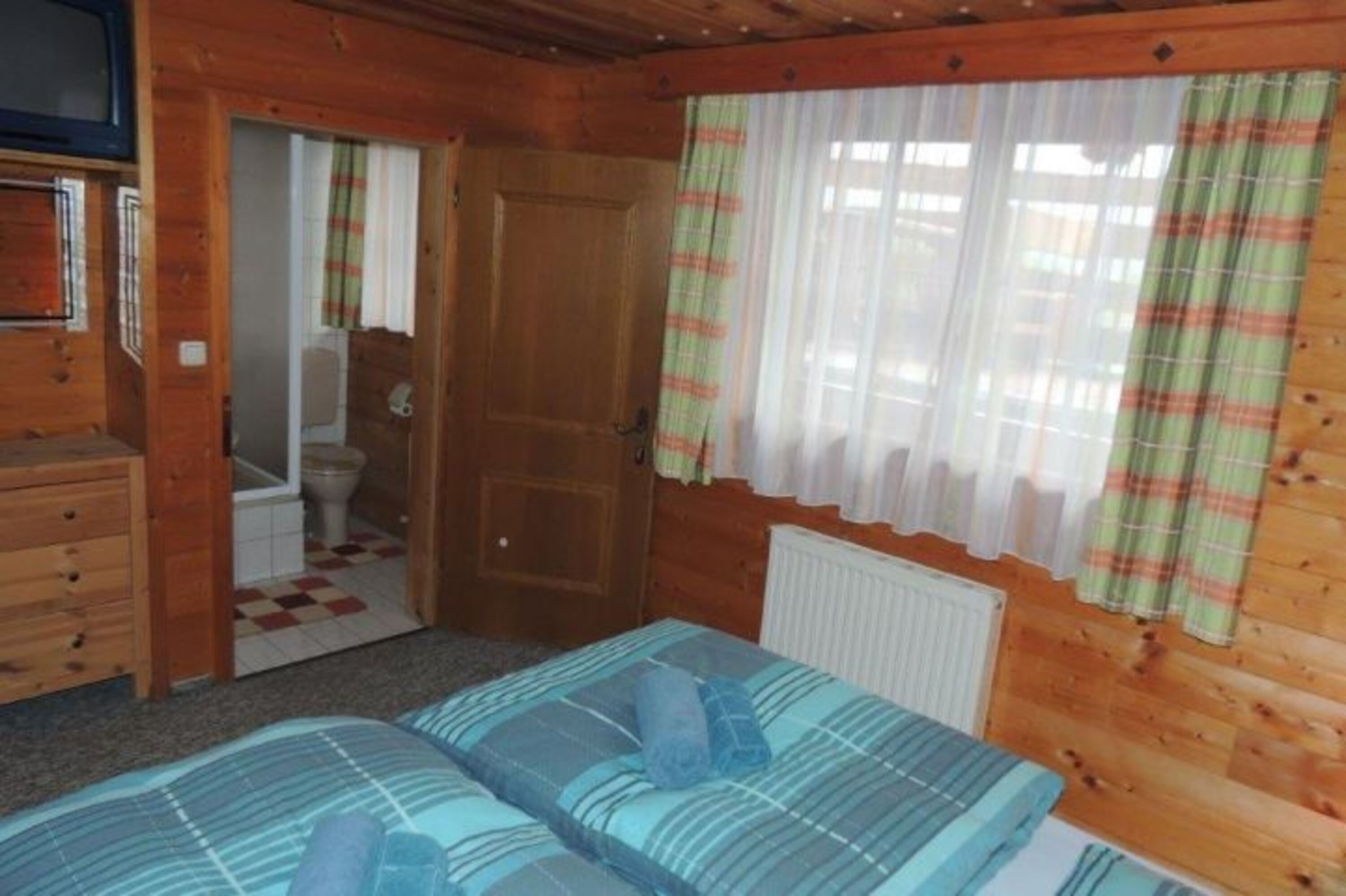 Schlafzimmer mit Badezimmer