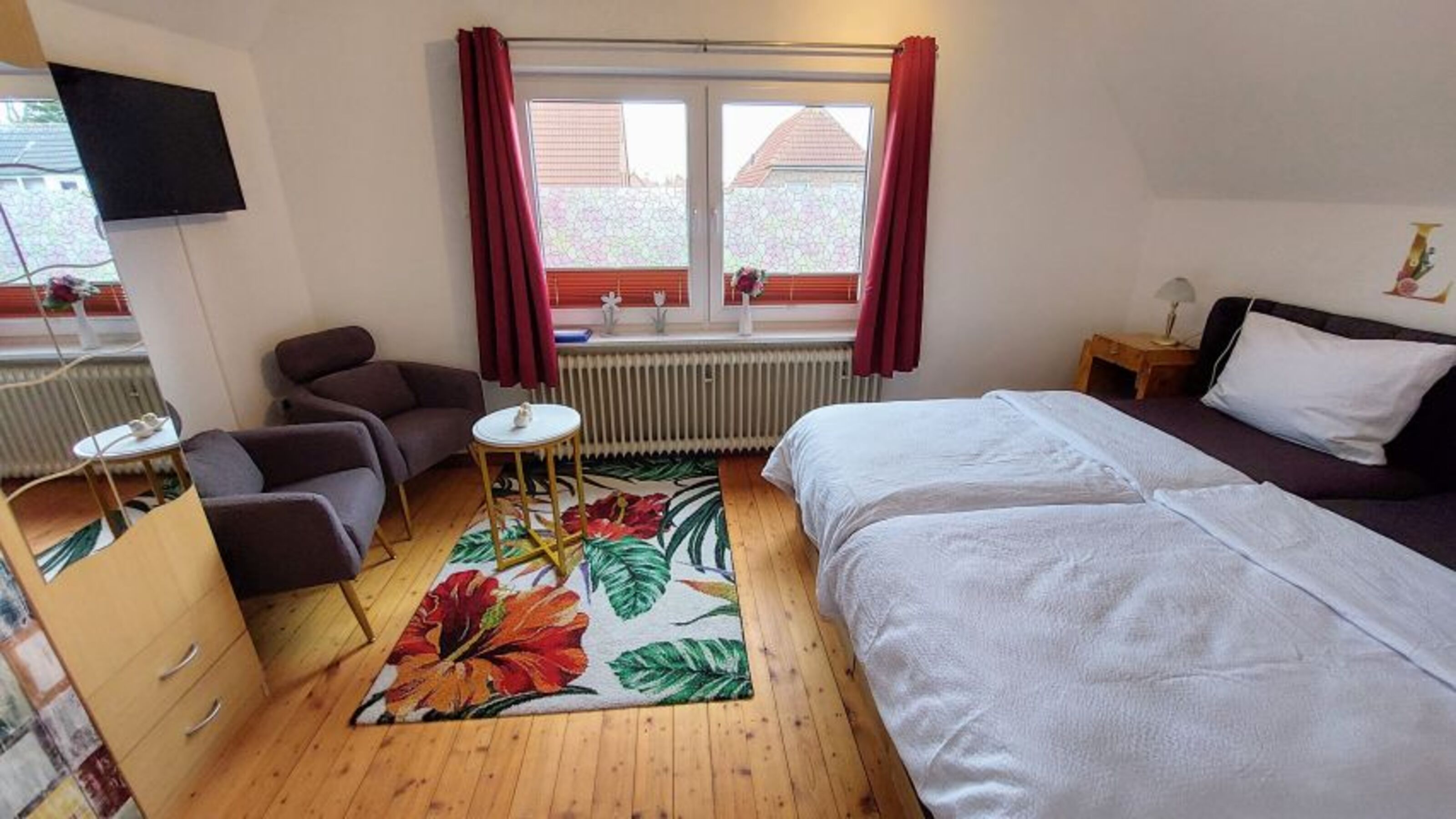 Schlafzimmer mit Sessel