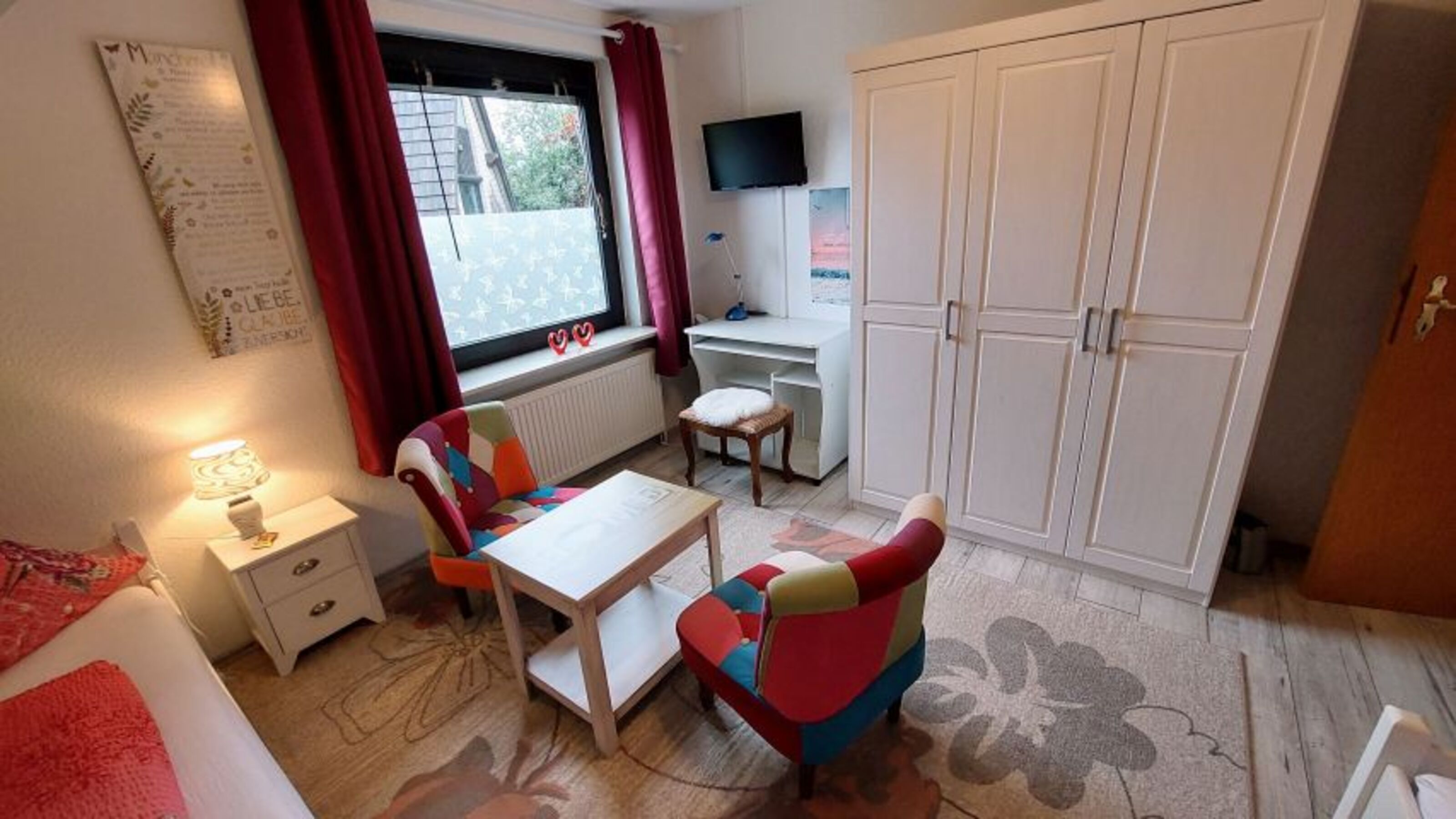 2- Bett Zimmer mit TV und Rolladen