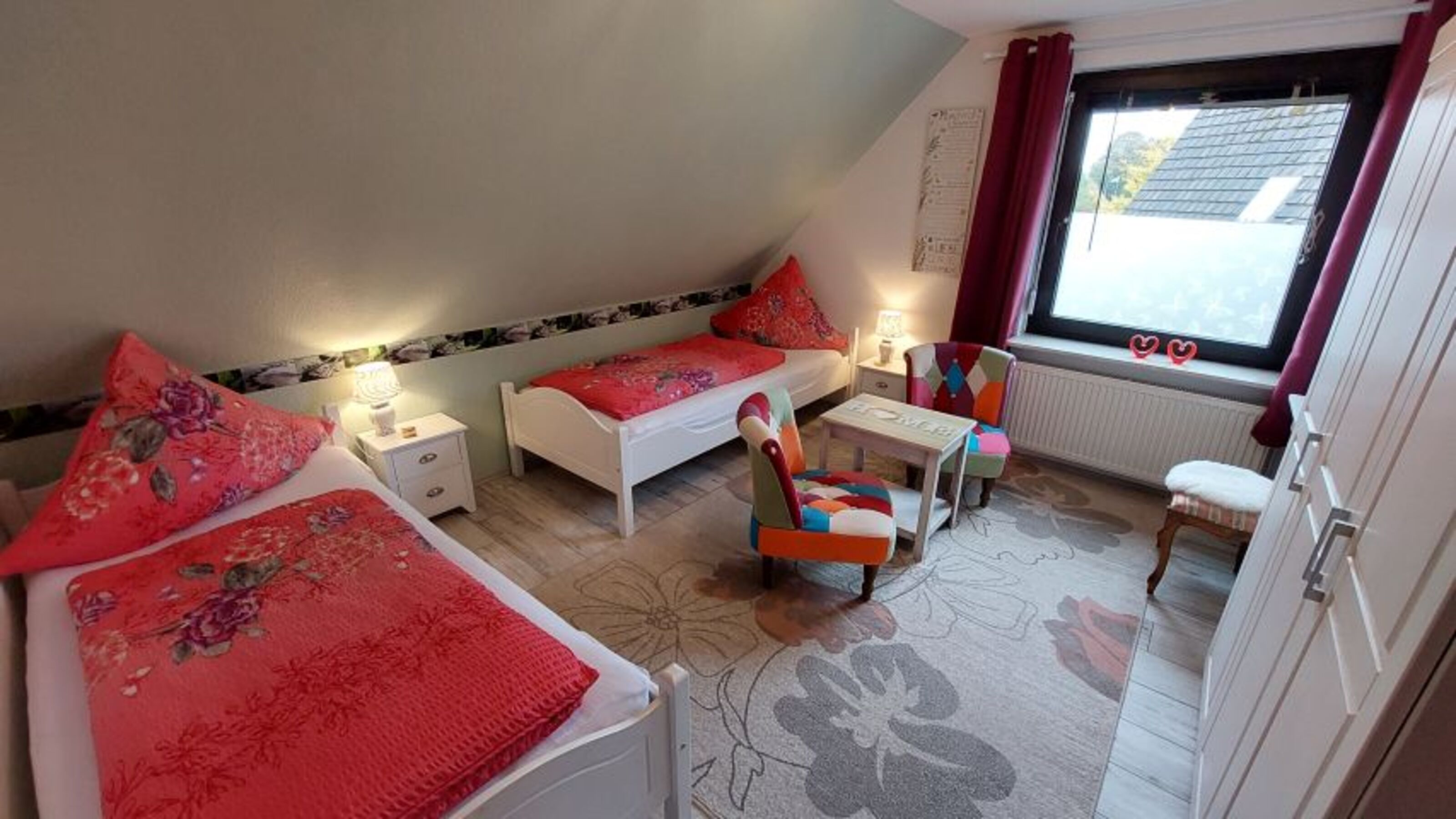 2-Bett Zimmer mit TV und Rolladen, auch als Doppelbett stellbar