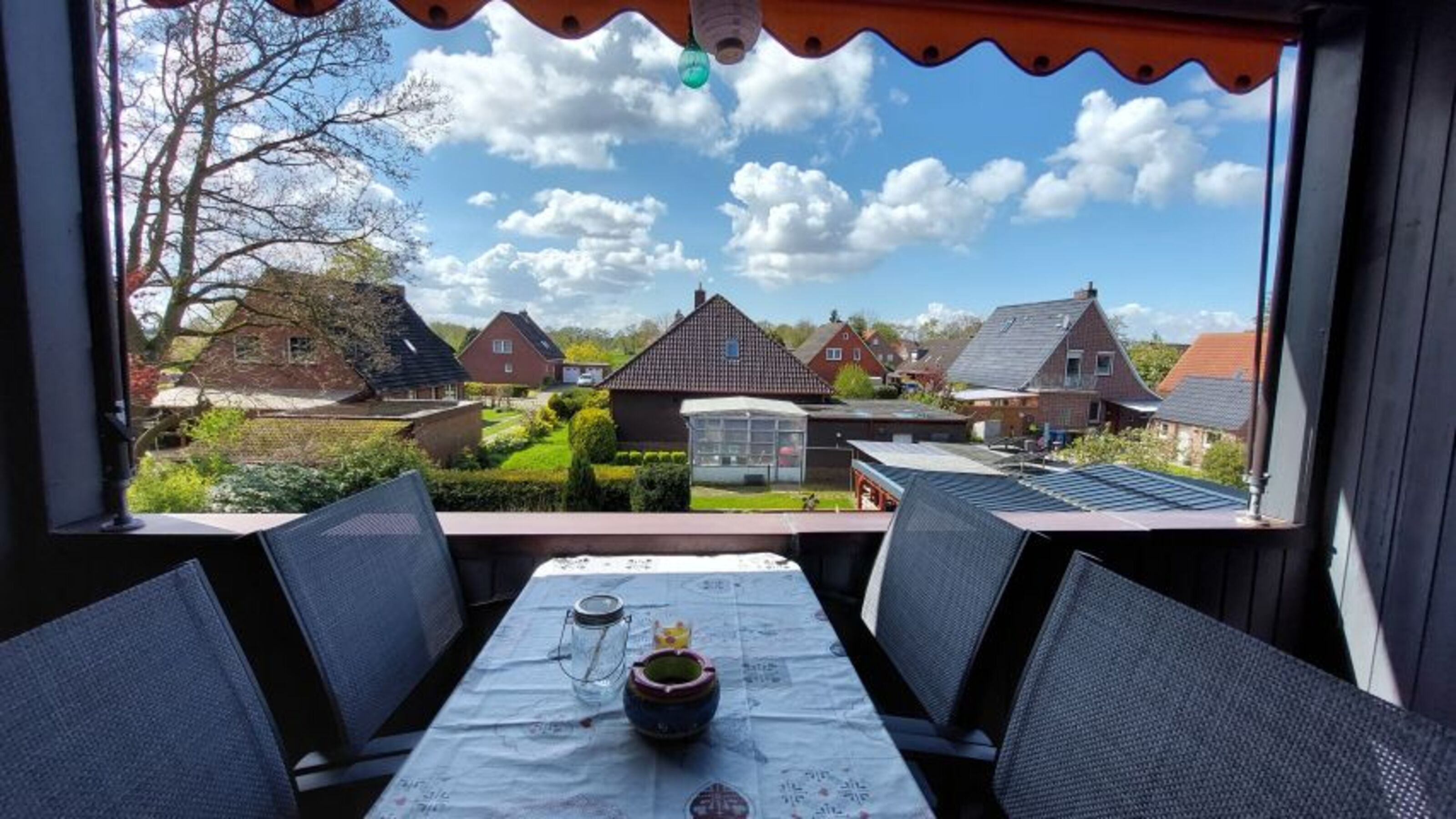 überdachter Süd Balkon mit Markise