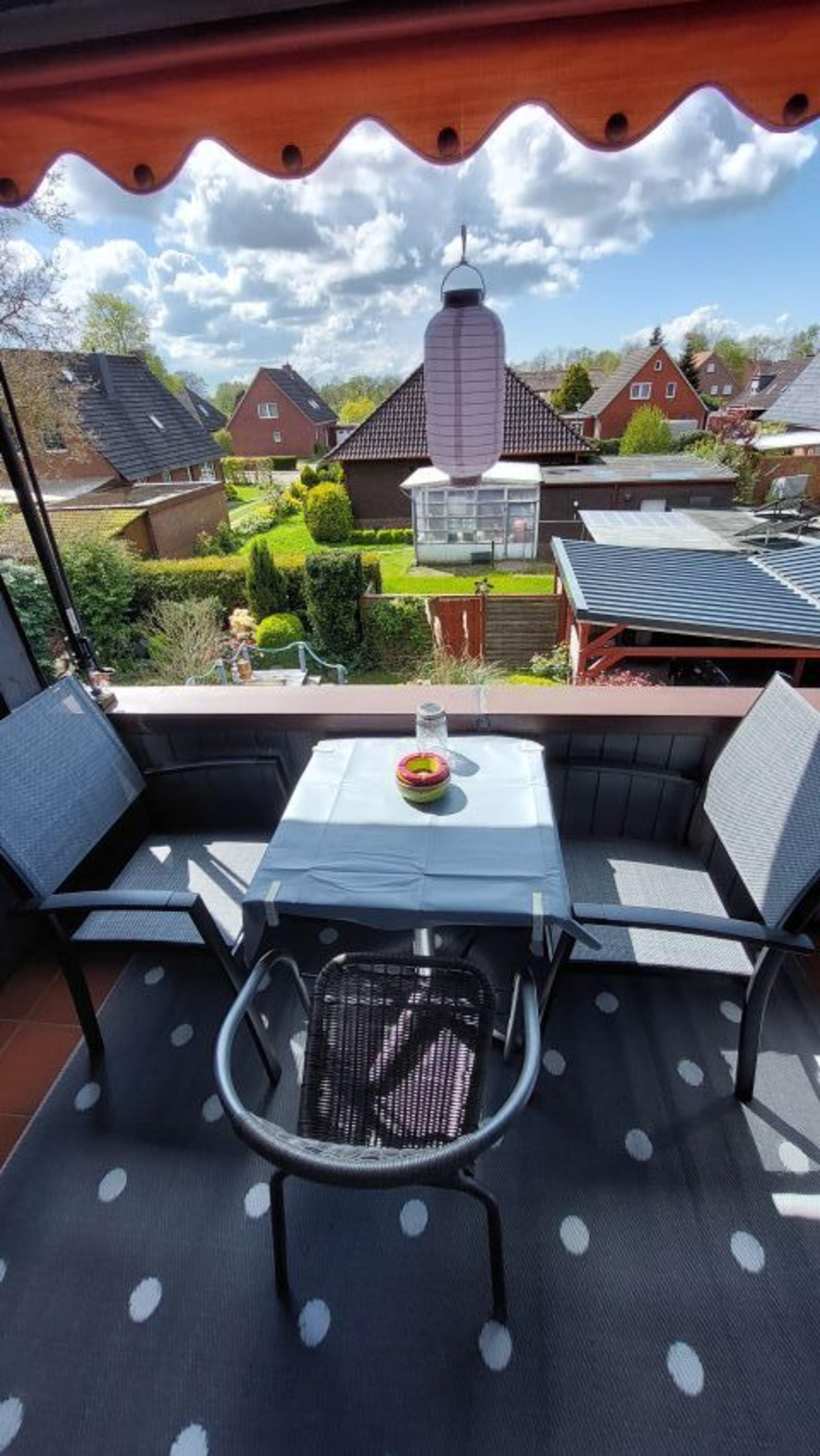 Balkon überdacht mit Markise