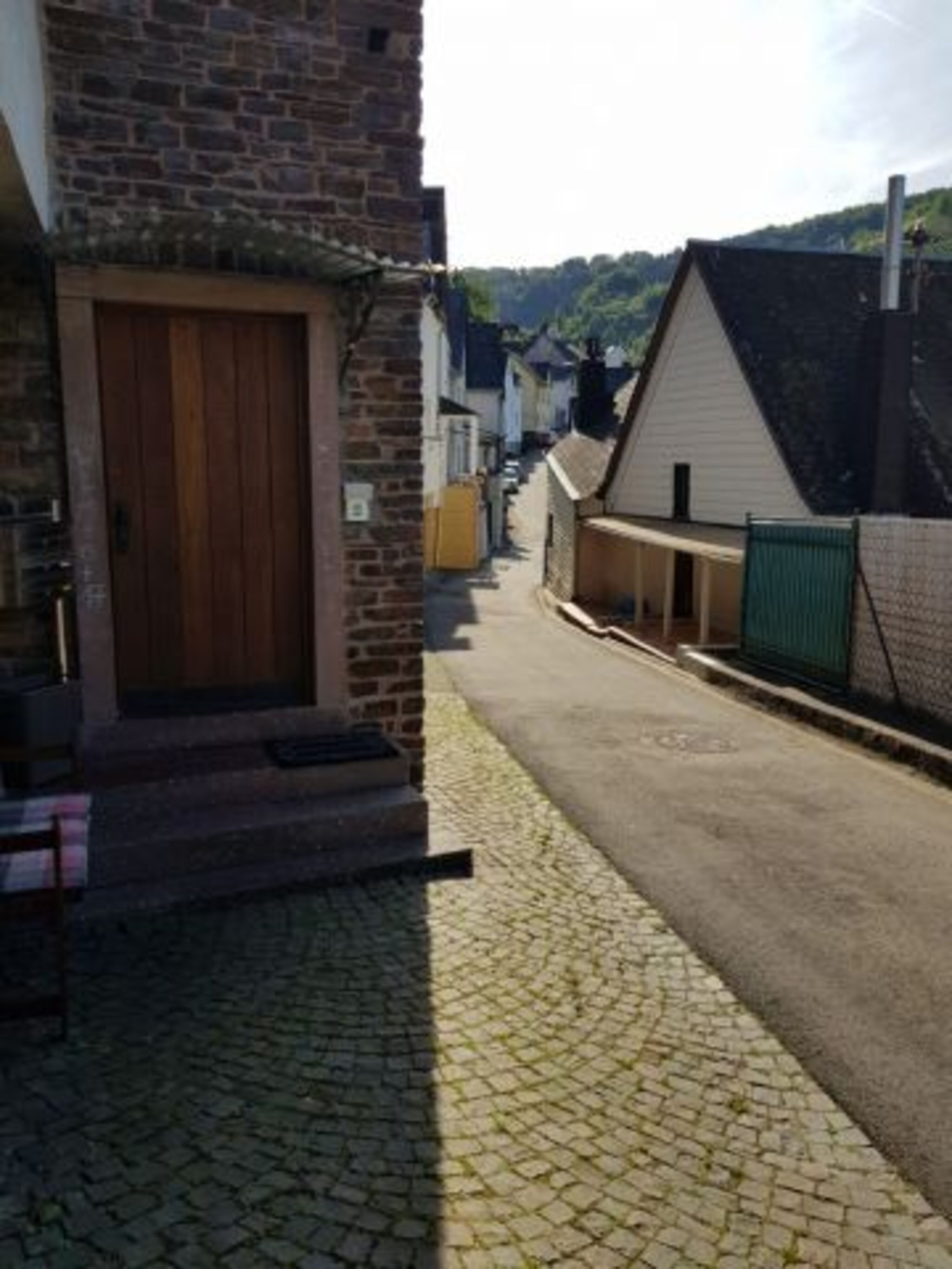 Blick auf die ruhige Strasse