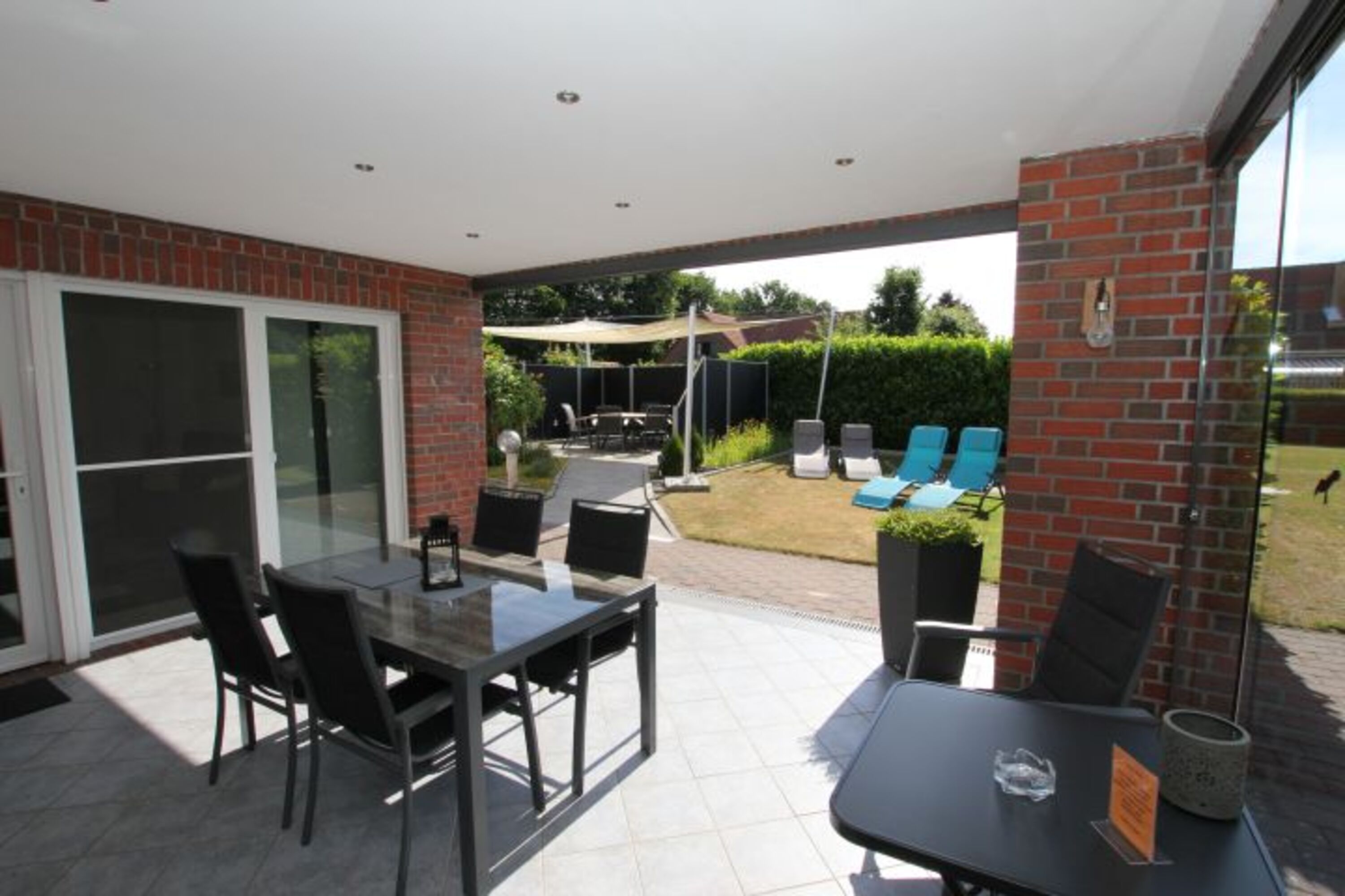 Windgeschützte Terrasse und Sonnenterrasse