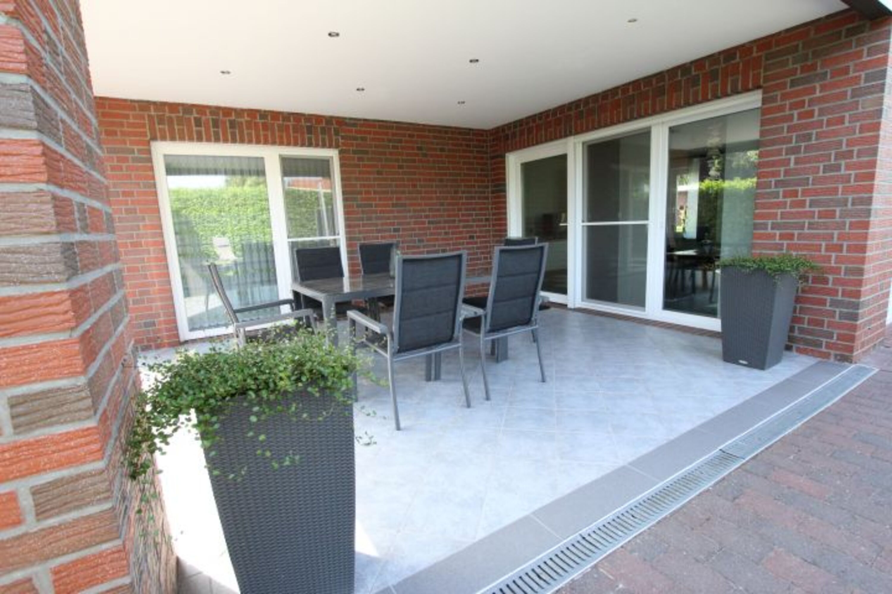 Windgeschützte Terrasse, Zugang über Wohnzimmer und Schlafzimmer 1