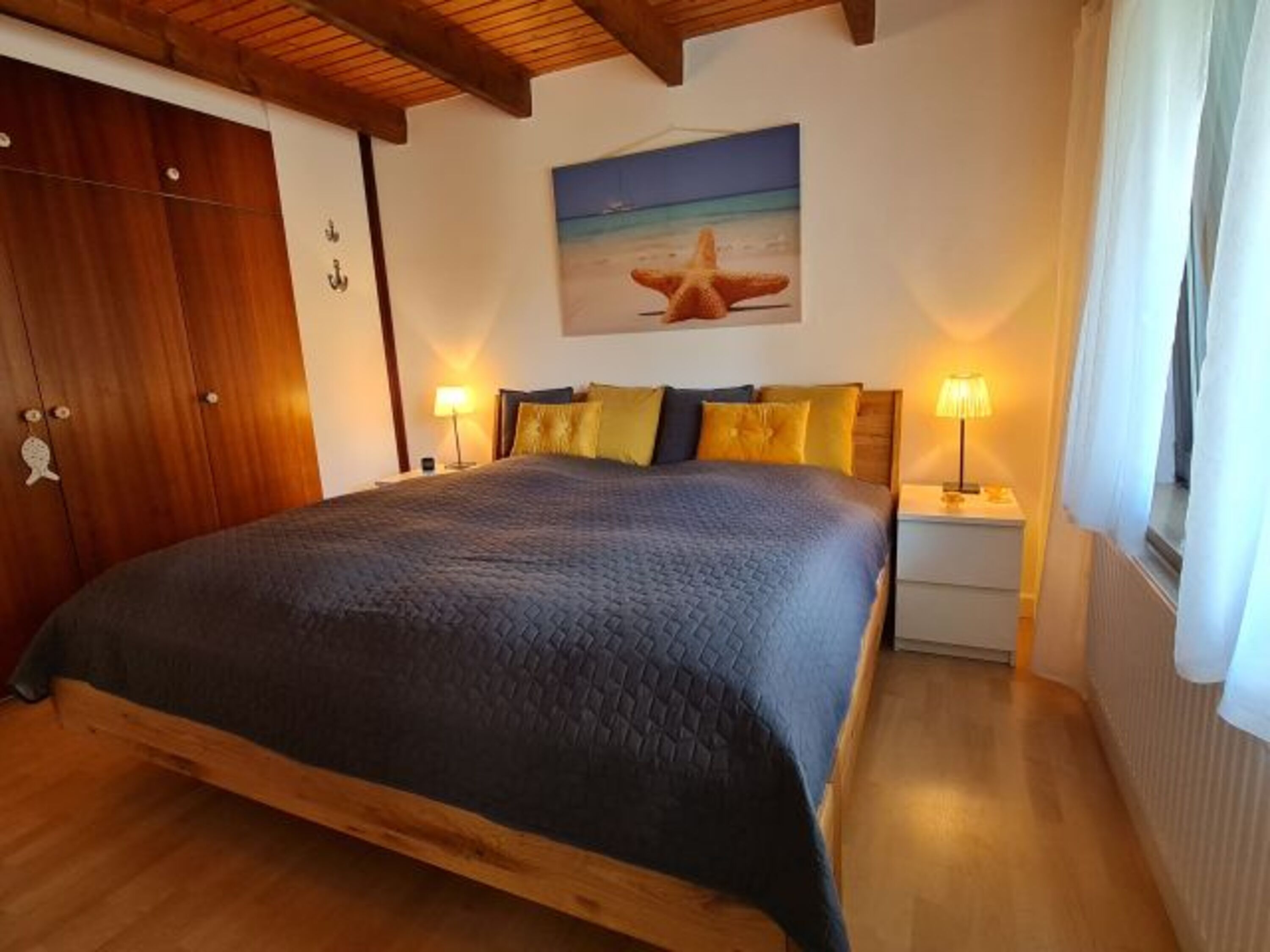 gemütliches Schlafzimmer mit kuscheligem Wasserbett