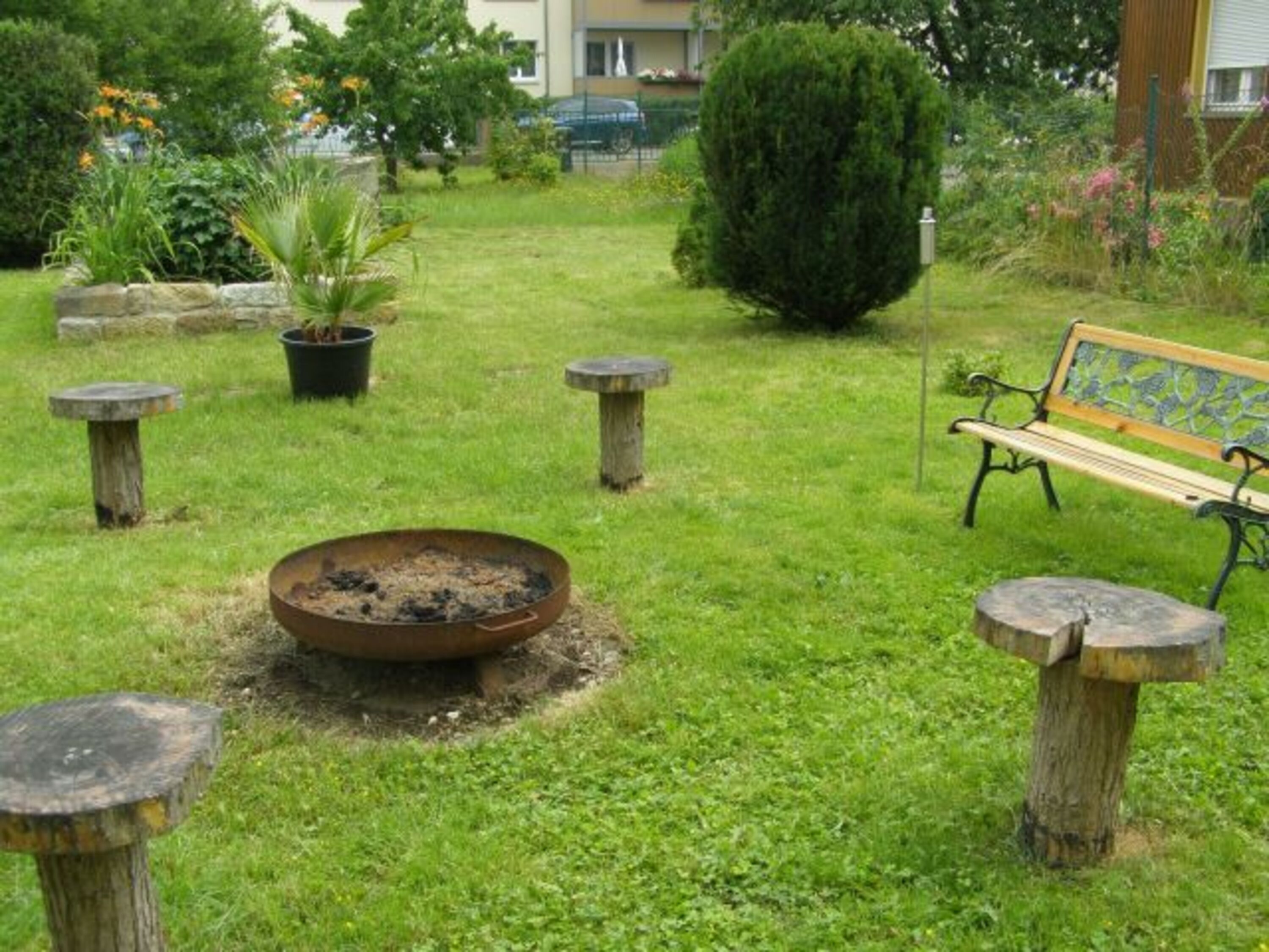 Der Grillplatz im Garten steht Ihnen zur Verfügung
