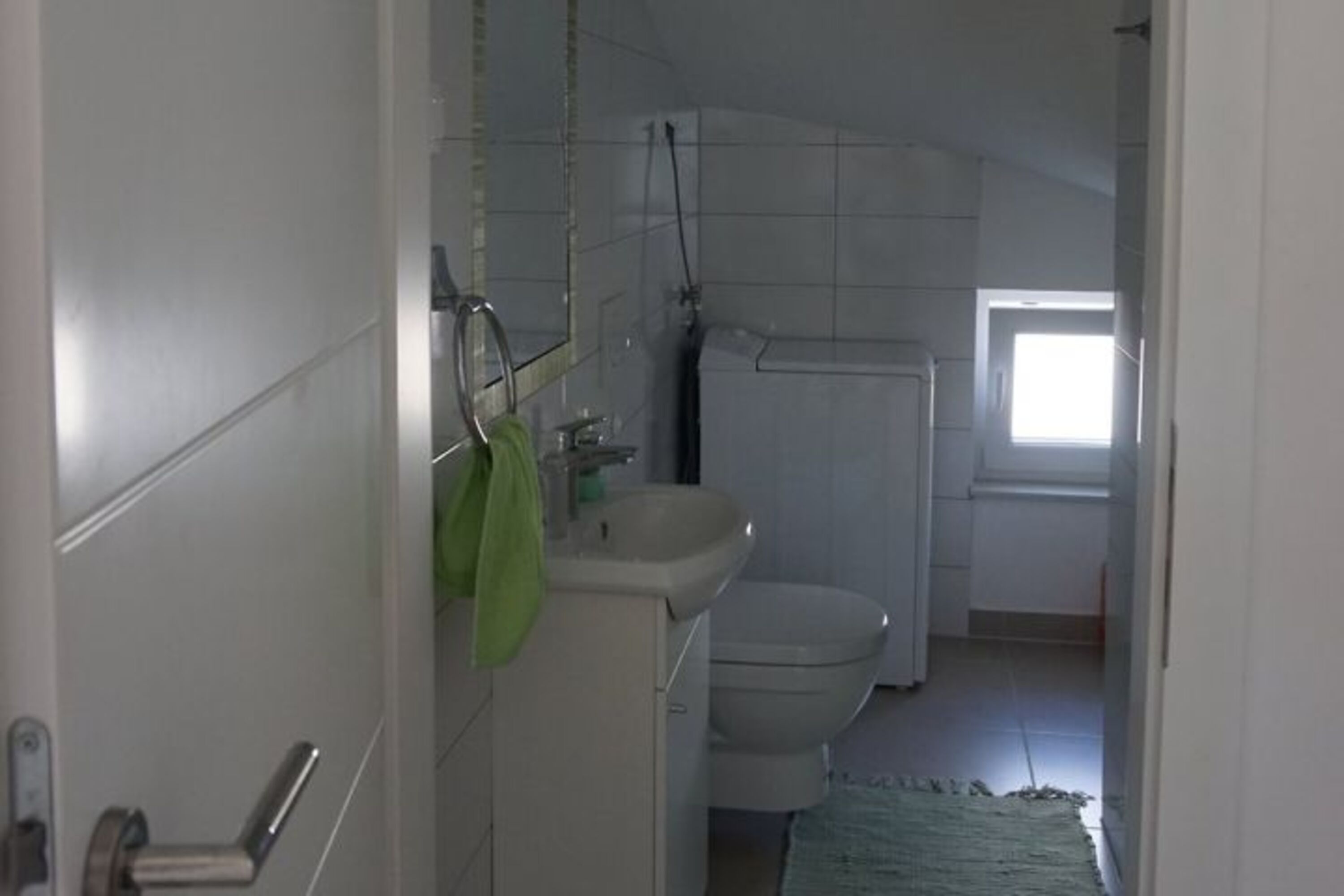 Gästetoilette im EG m. Waschmaschine & Tageslicht