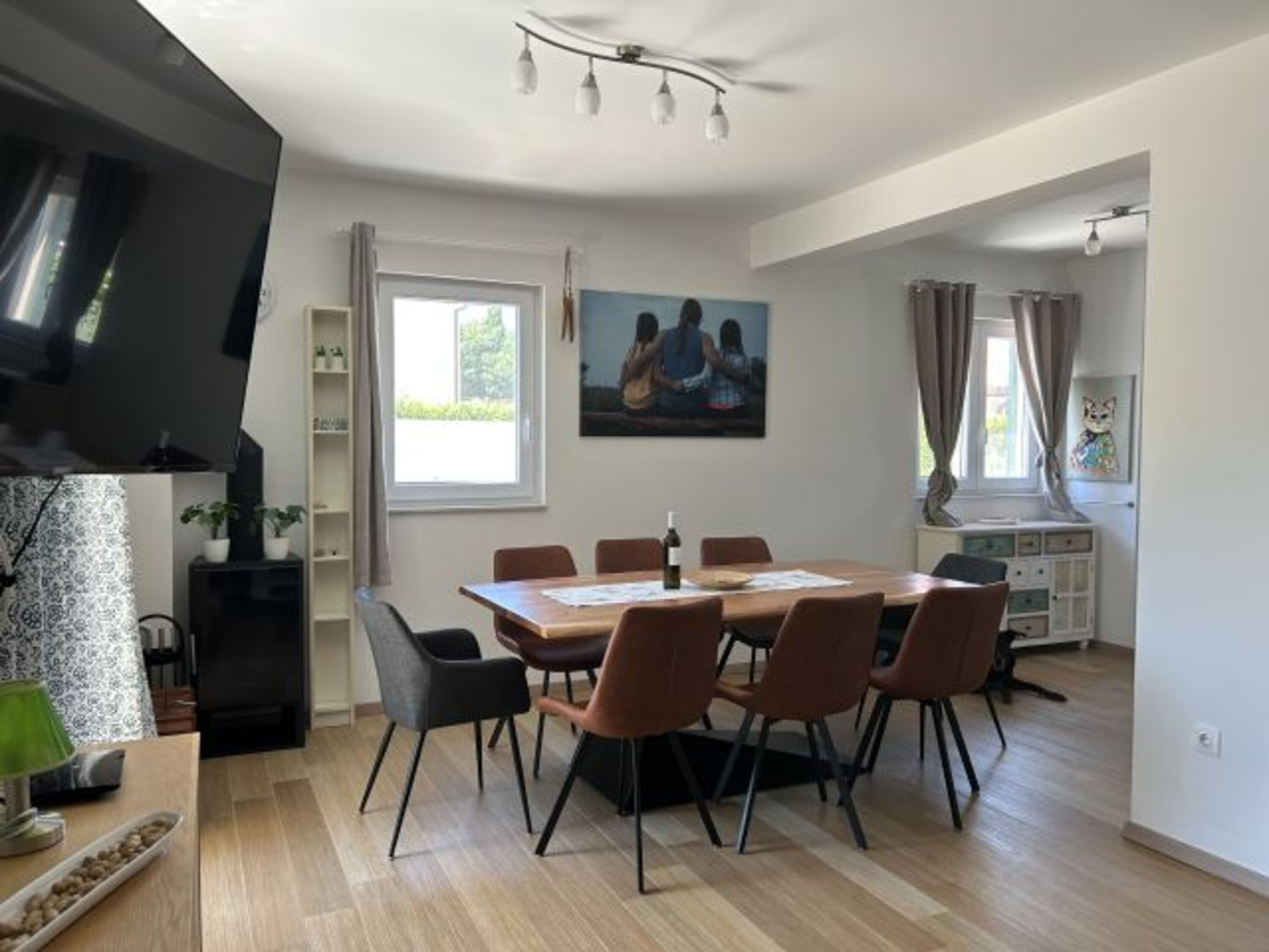 Blick vom gemütlichen Wohnzimmer in das große, helle und moderne Esszimmer