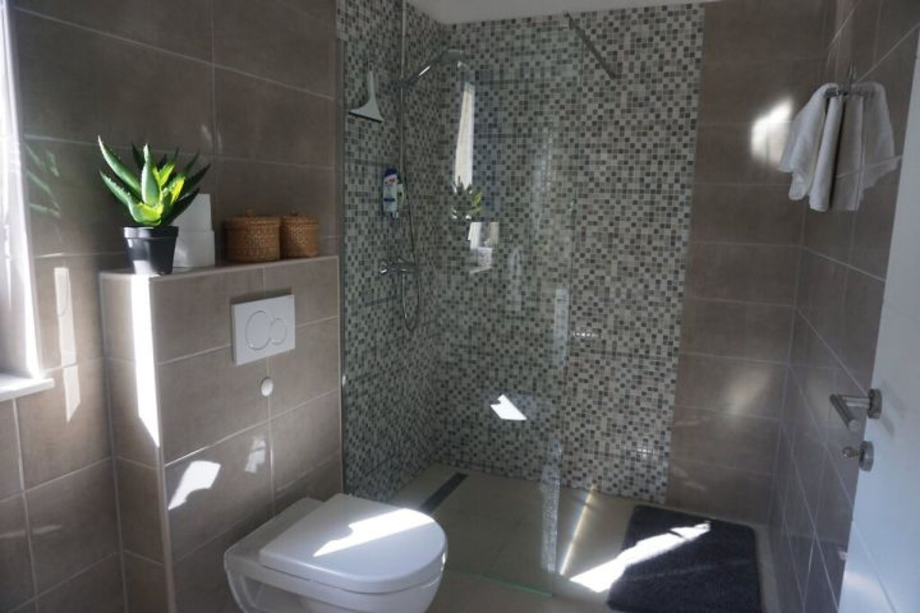 Tageslicht- Bad 1 mit Dusche/WC mit direkter Zugang von Schlafzimmer 1