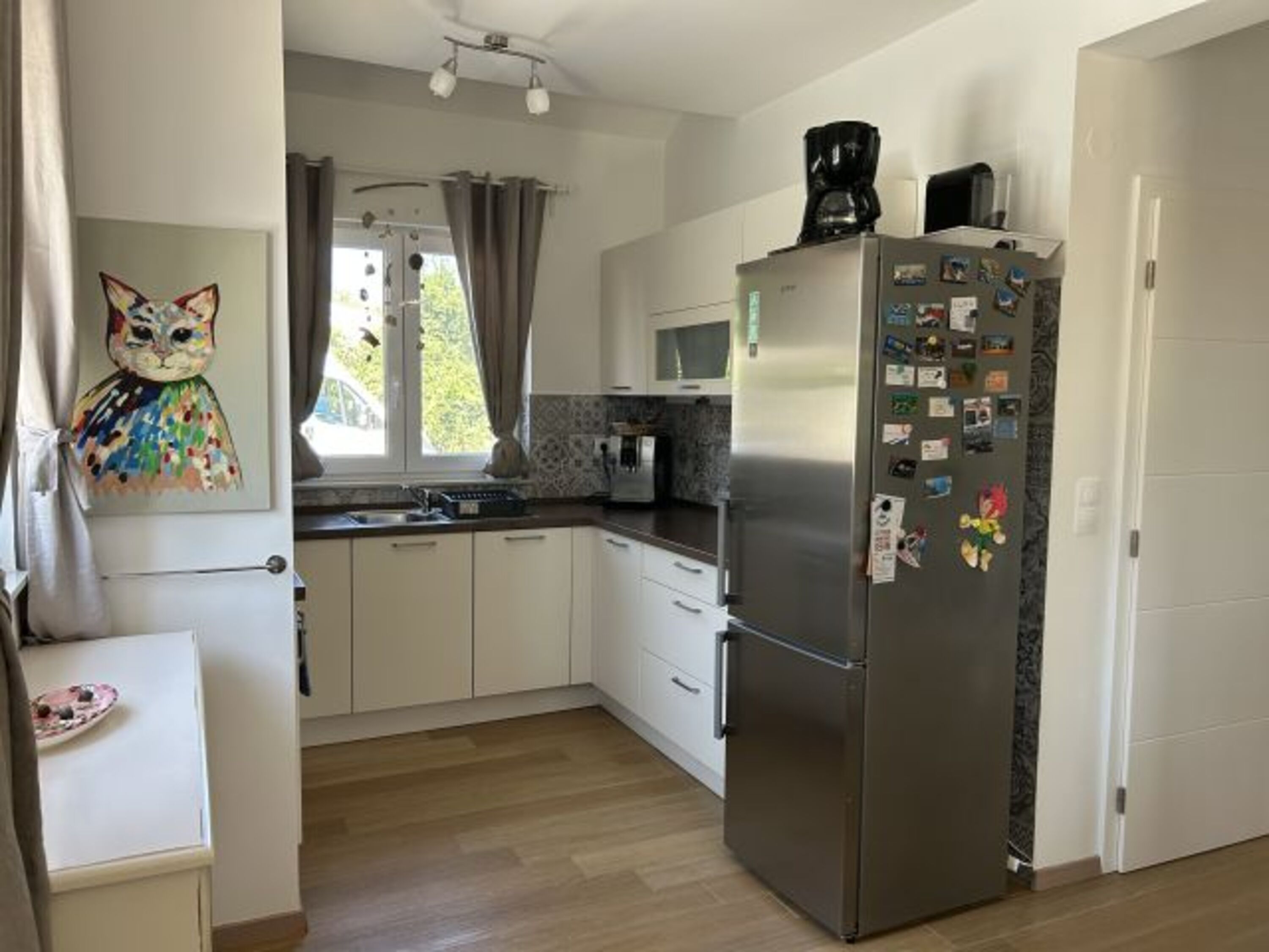 Küche m. Herd, Kühl/- Gefrierkombi, Spülmaschine, Microwelle, Kaffeemaschine usw