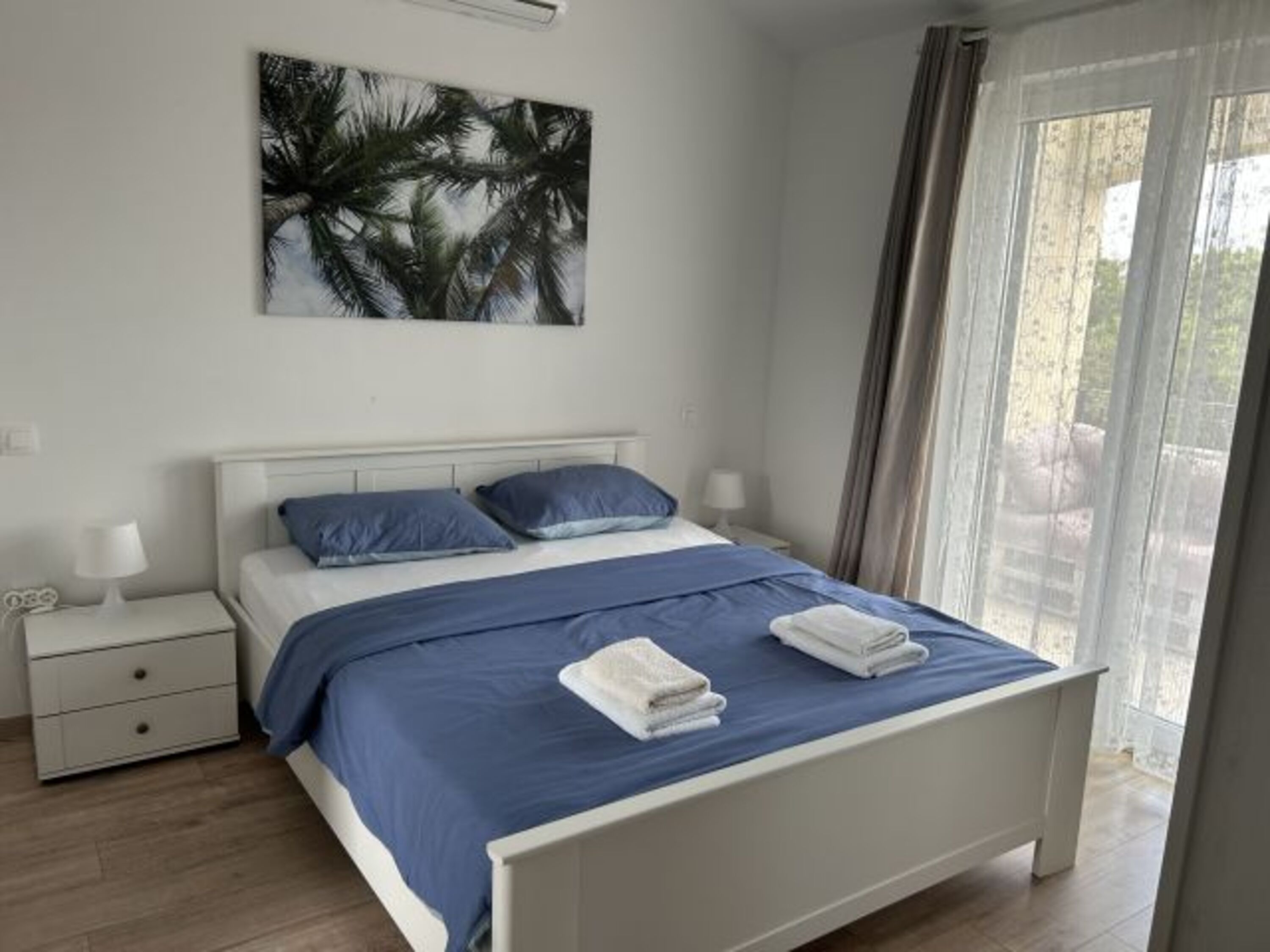 Schlafzimmer 1 m. Klima w/k, Balkon, 3- türigem Schrank & direktem zu priv. Bad