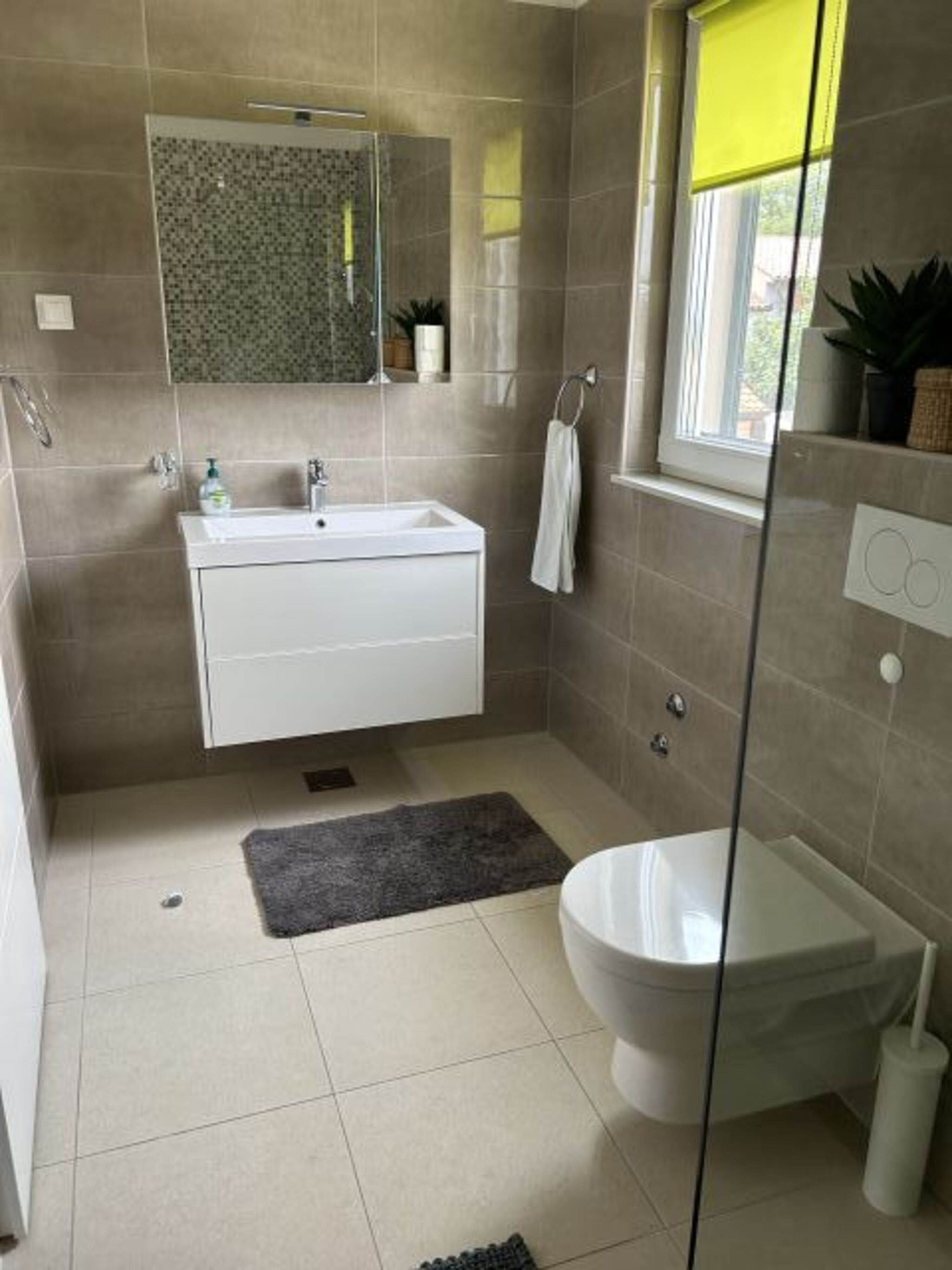 Tageslicht- Bad 1 mit Dusche/WC mit direkter Zugang von Schlafzimmer 1