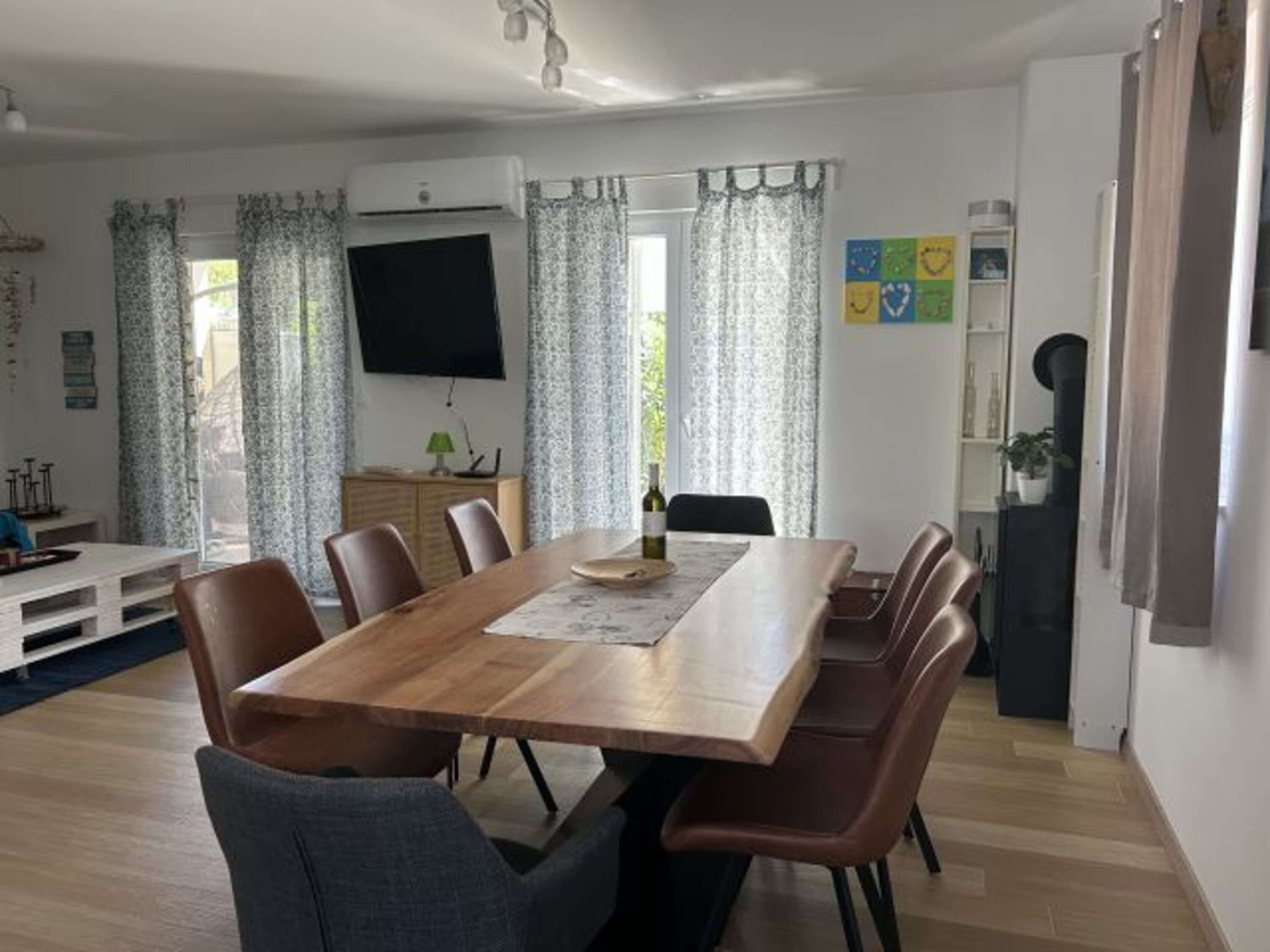 Helles modernes Esszimmer m. großem Tisch, Klima w/k & Zugang zur Terrasse/Pool
